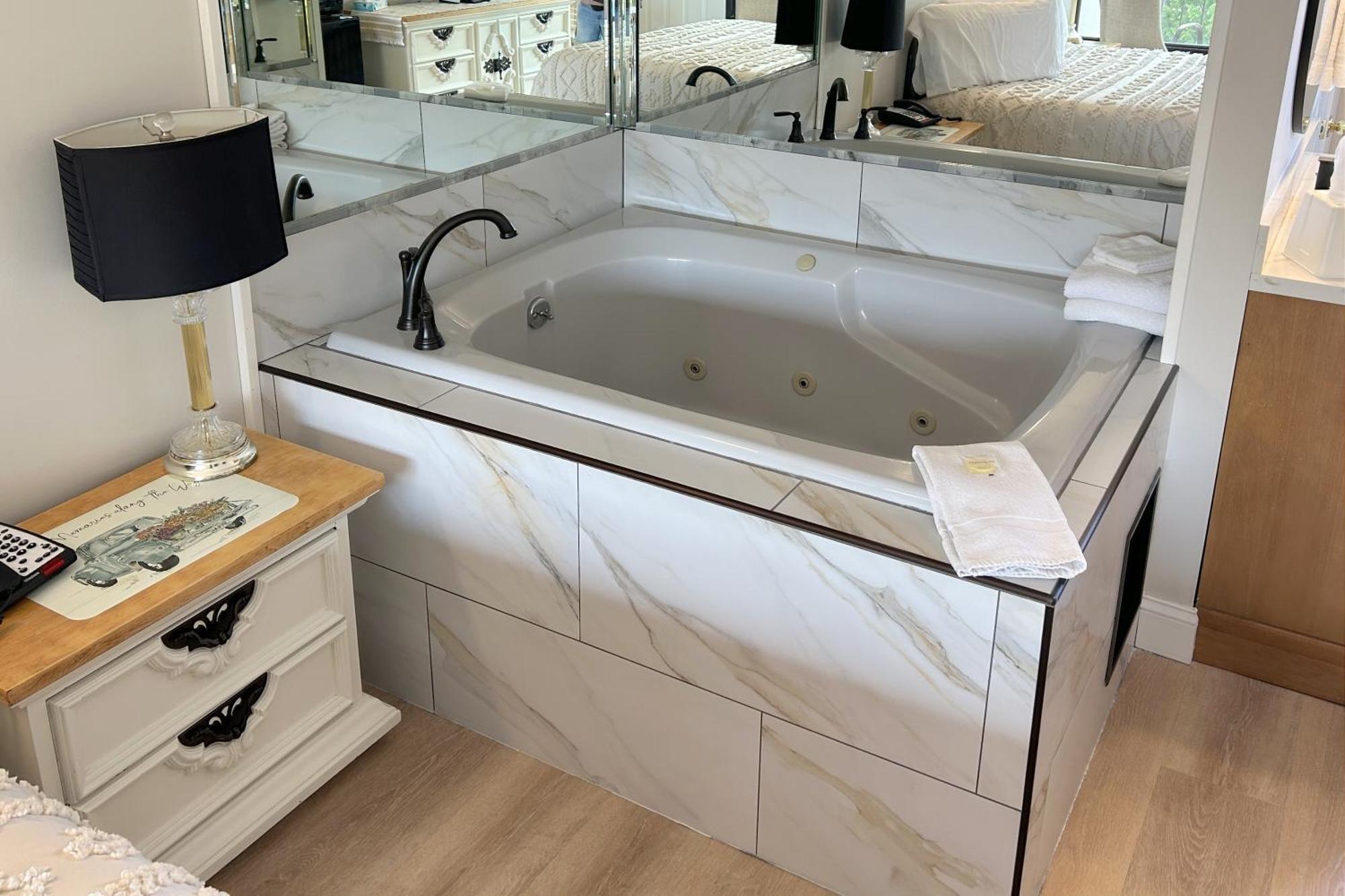 Deluxe King Room Spa Bath