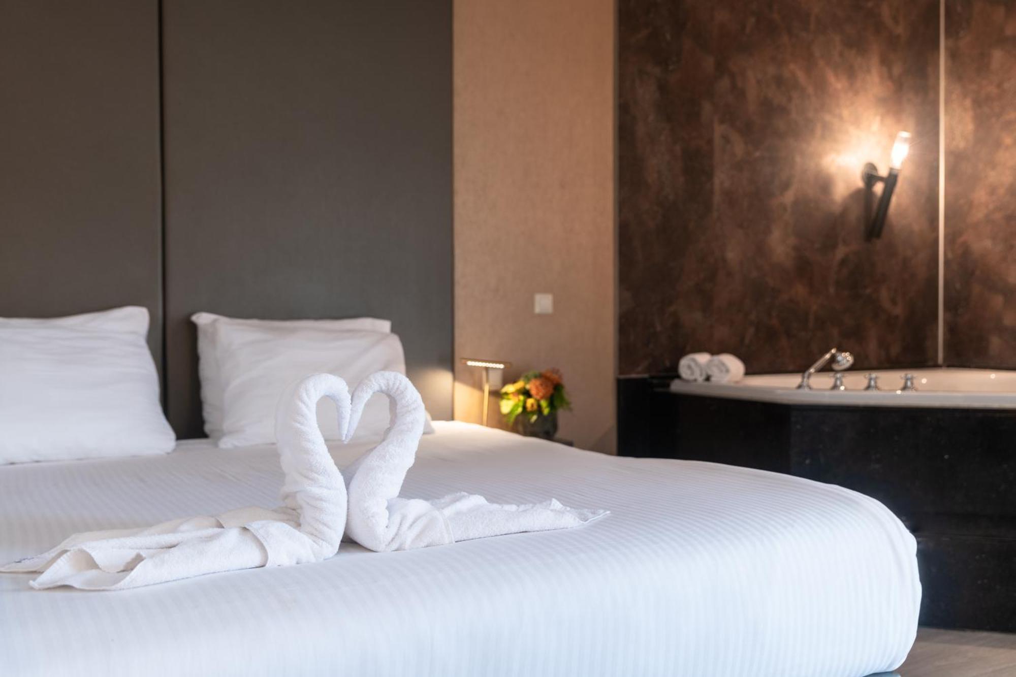 Honeymoon Suite