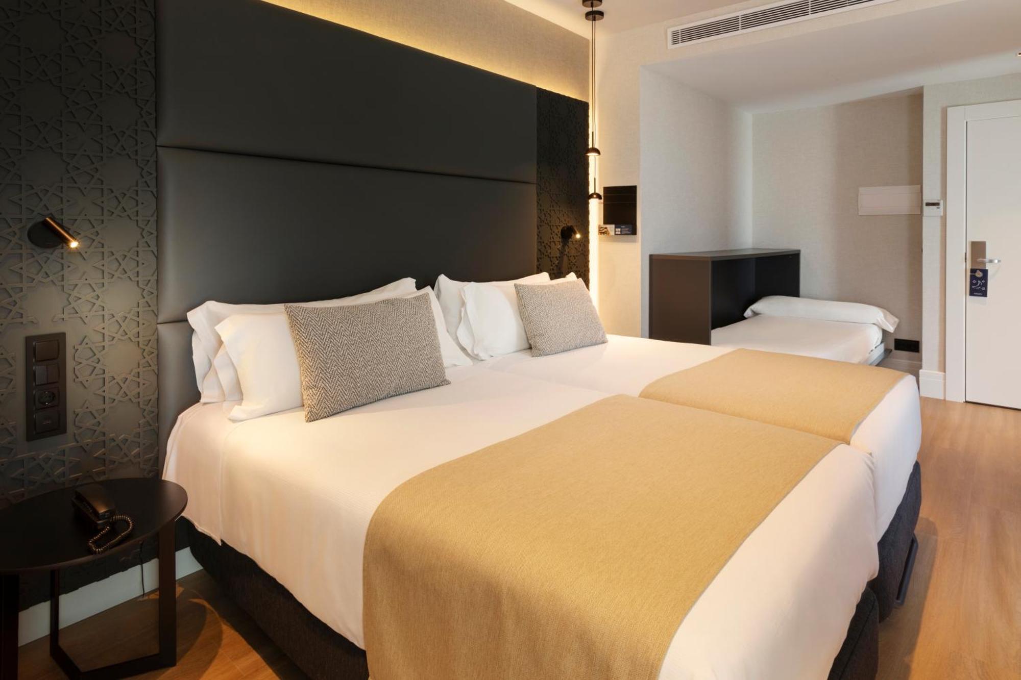 Triple Room (2 Adults + 1 Child),1668045450:JPEG