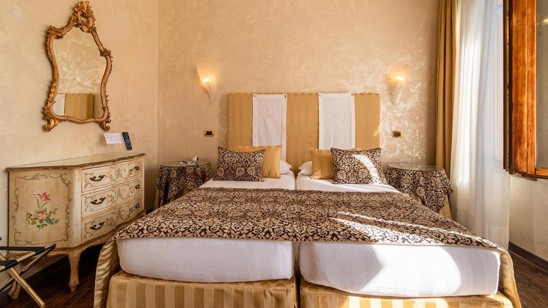 Classic Double or Twin Room Canal View