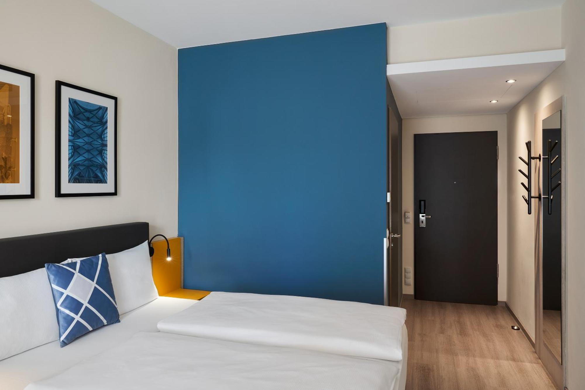 Standard Queen Room Street View Accessible