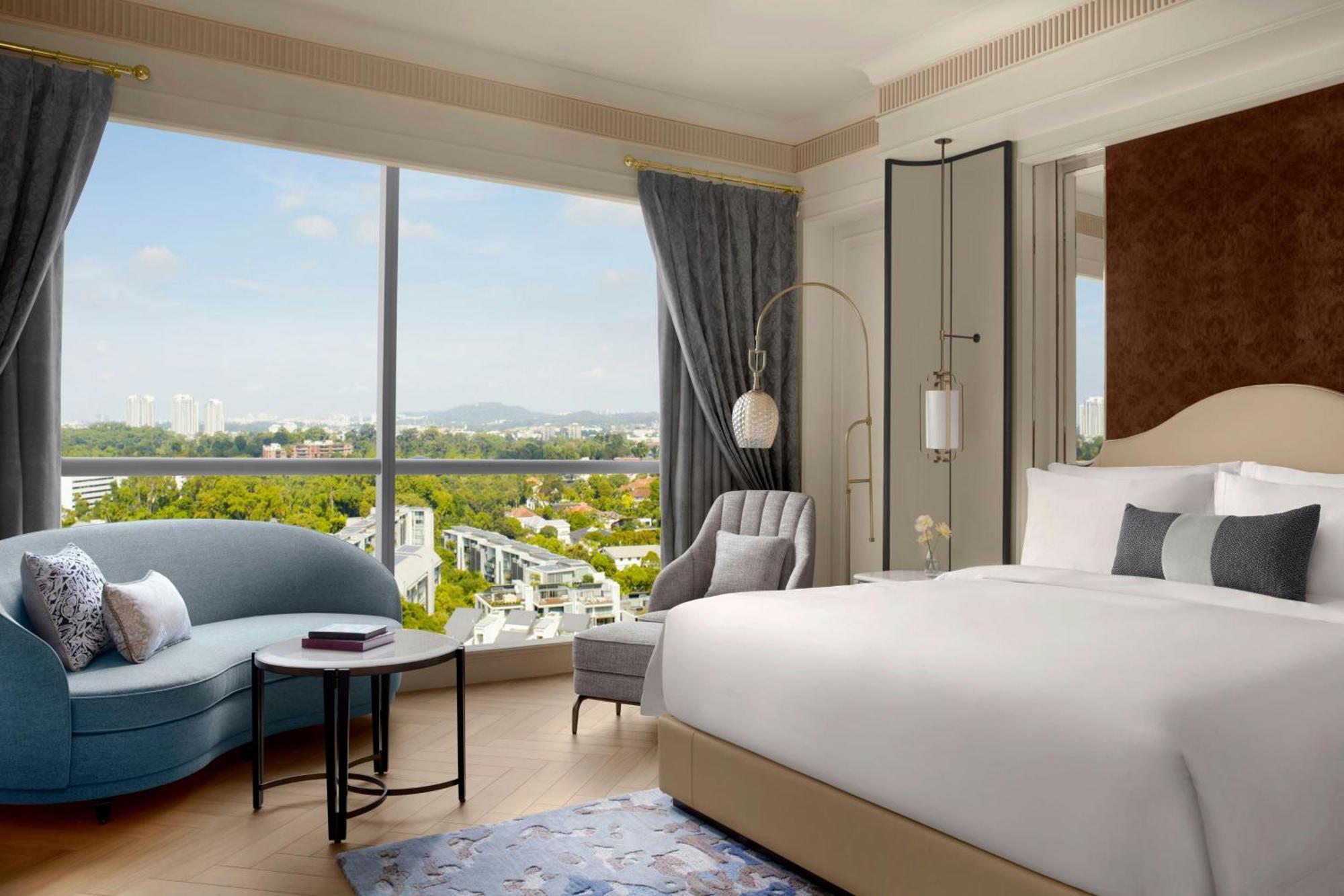 Astor Grand Deluxe Guest Room 1 King Bed Botanical Garden View