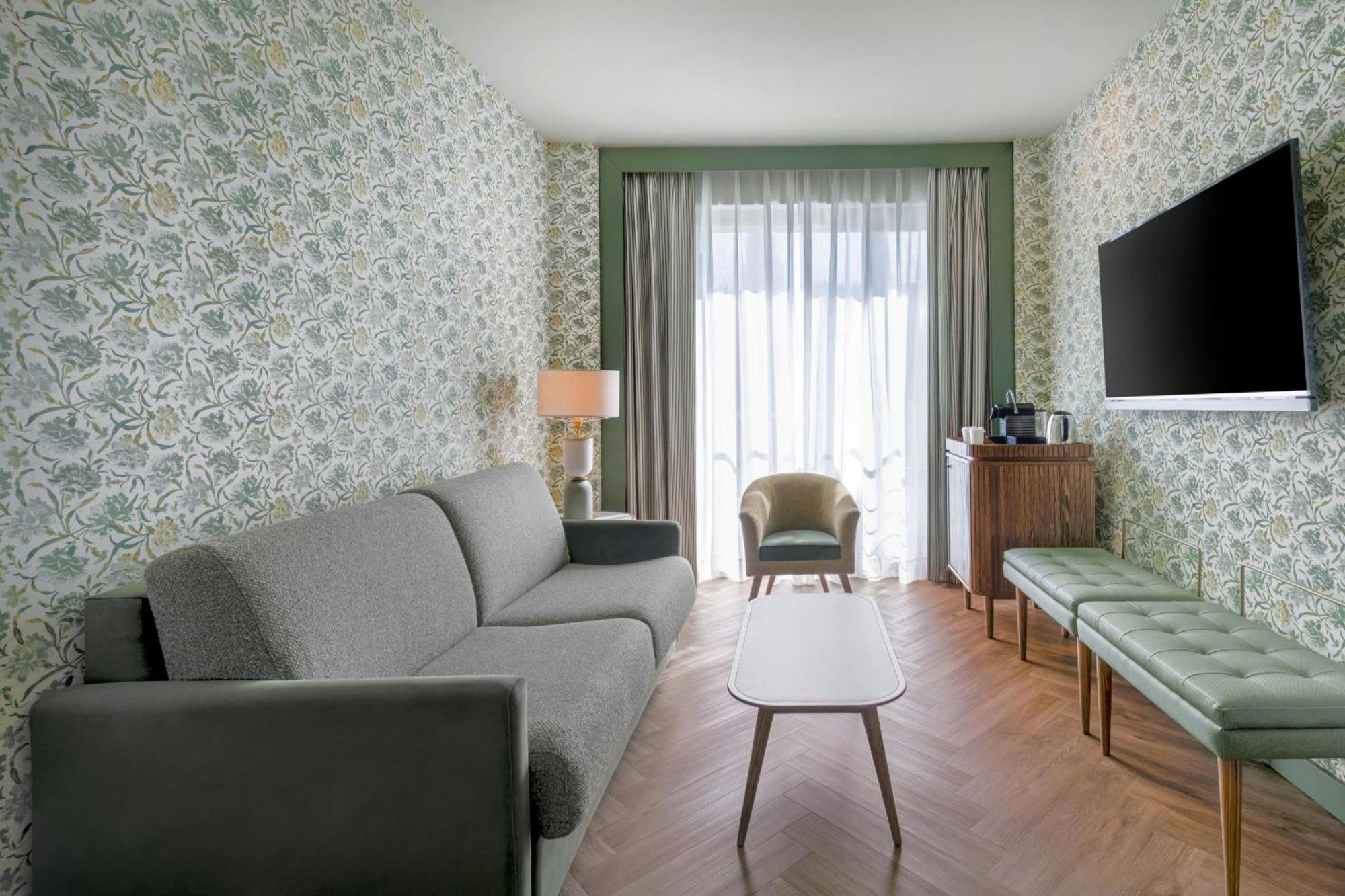 Junior Suite Junior Suite 1 King