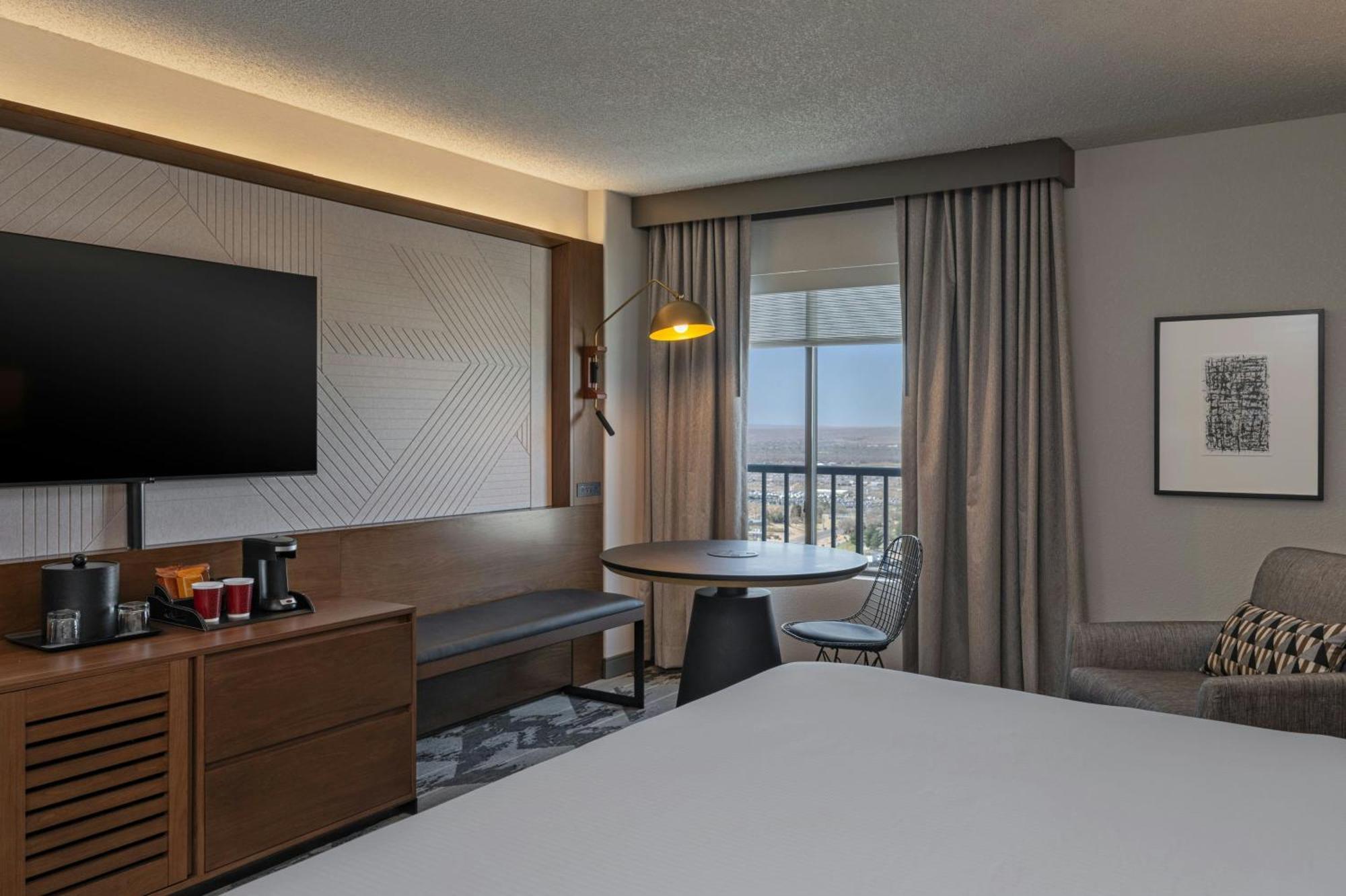 Club lounge access Guest room 1 King,1669017372:JPEG
