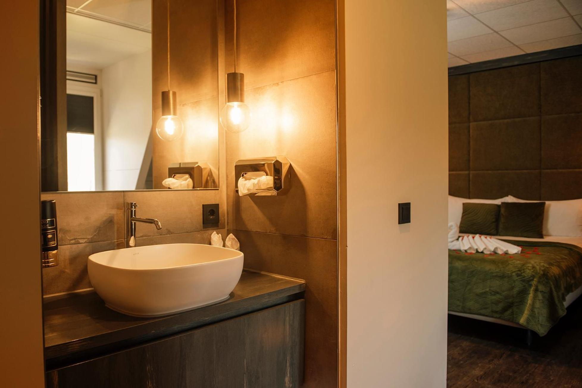 Deluxe Suite with Spa Bath,1669067131:JPEG