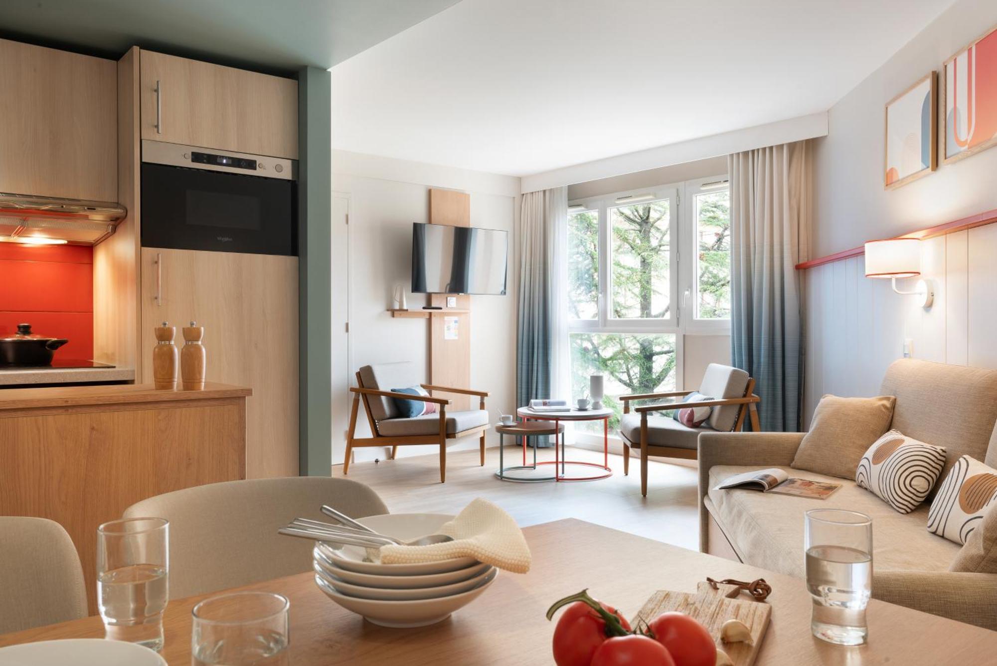 Superior One-Bedroom Apartment Sleeping Alcove Garden View,1669813422:JPEG