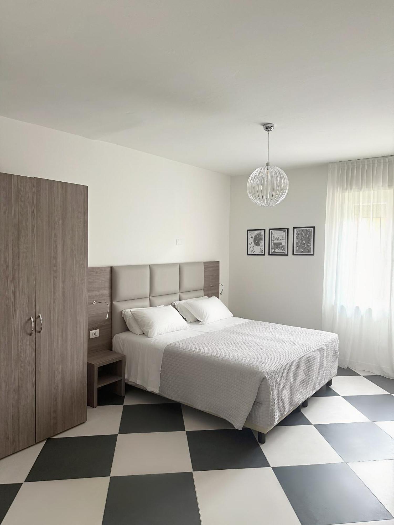 Standard Suite,1669818347:JPEG