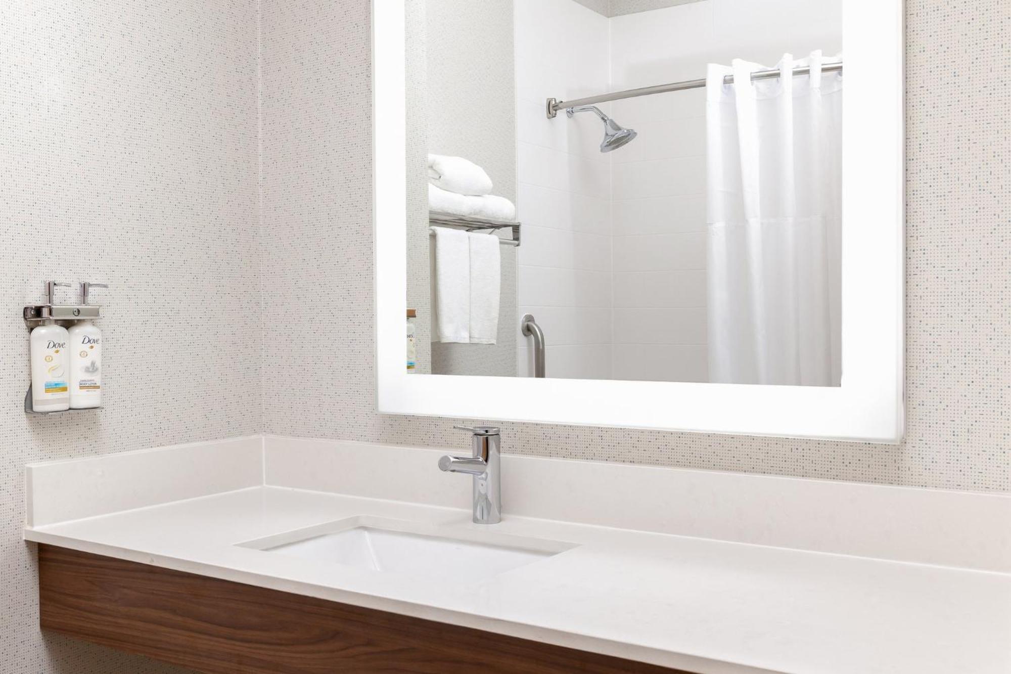 Standard Queen Room Two Queen Beds Mobility Accessible Tub