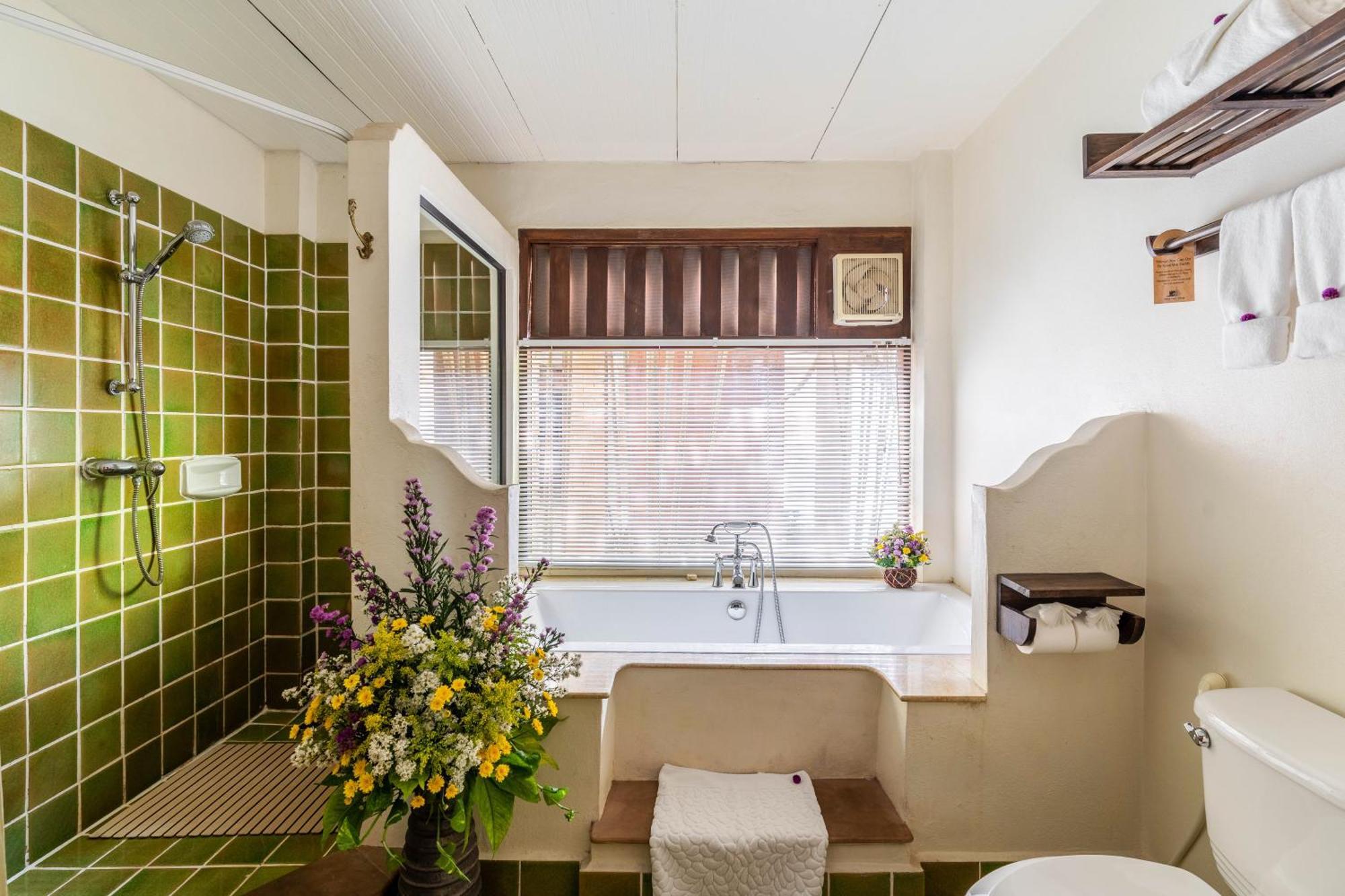 Deluxe Room Bathtub
