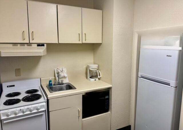 Cityview Two Double Beds Efficiency Kitchen Spa Bath,1669822749:JPEG