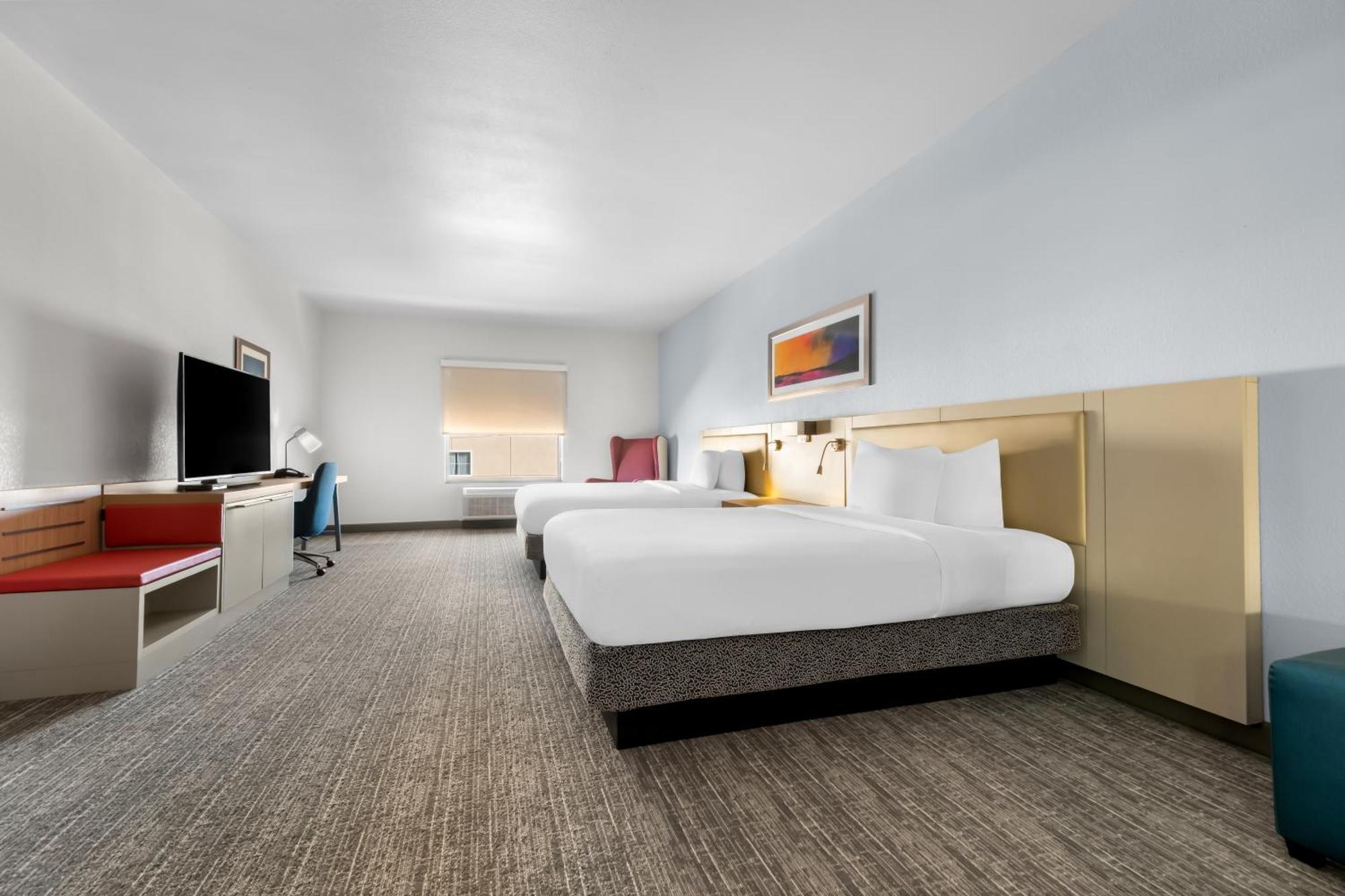 One-Bedroom Queen Suite Hearing Accessible,1669824583:JPEG