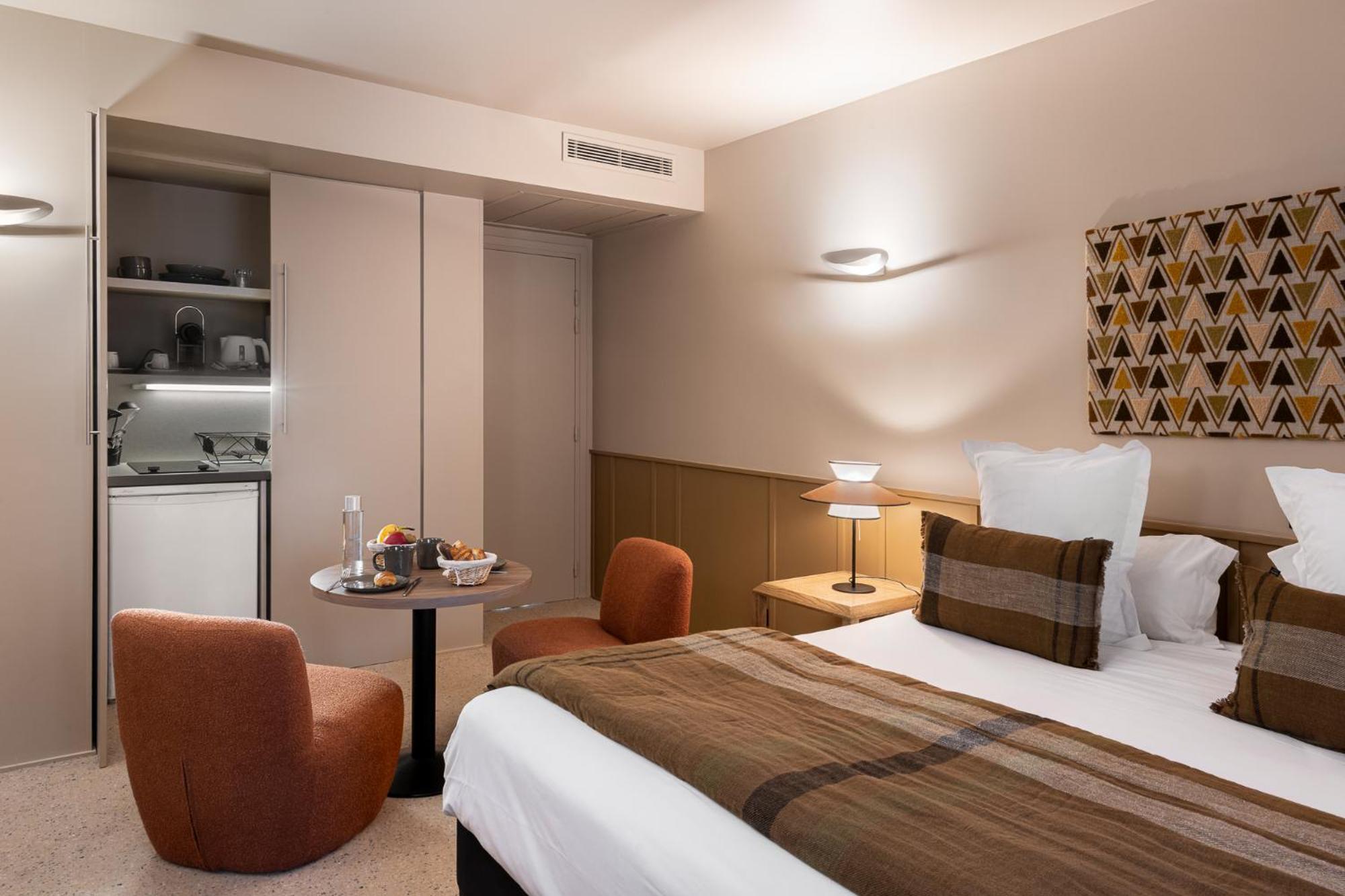 Double Room Signature,1669838611:JPEG