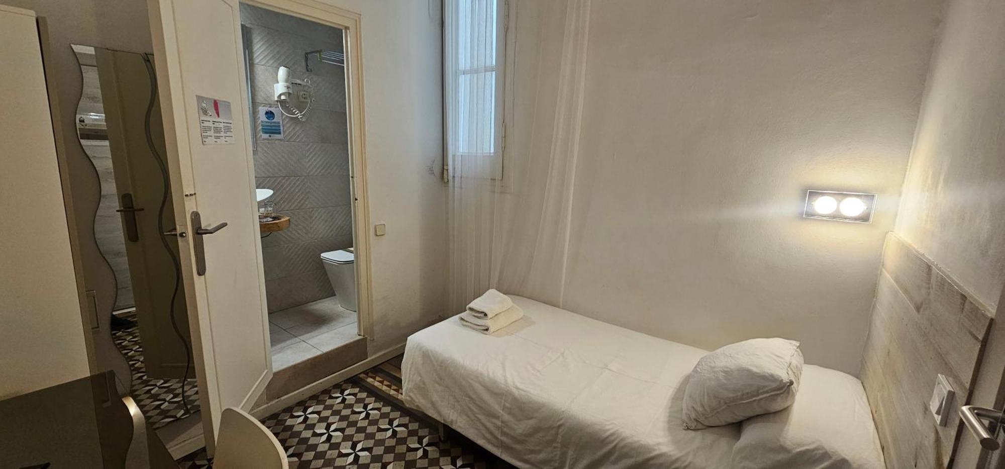 Standard Single Room Private Bathroom