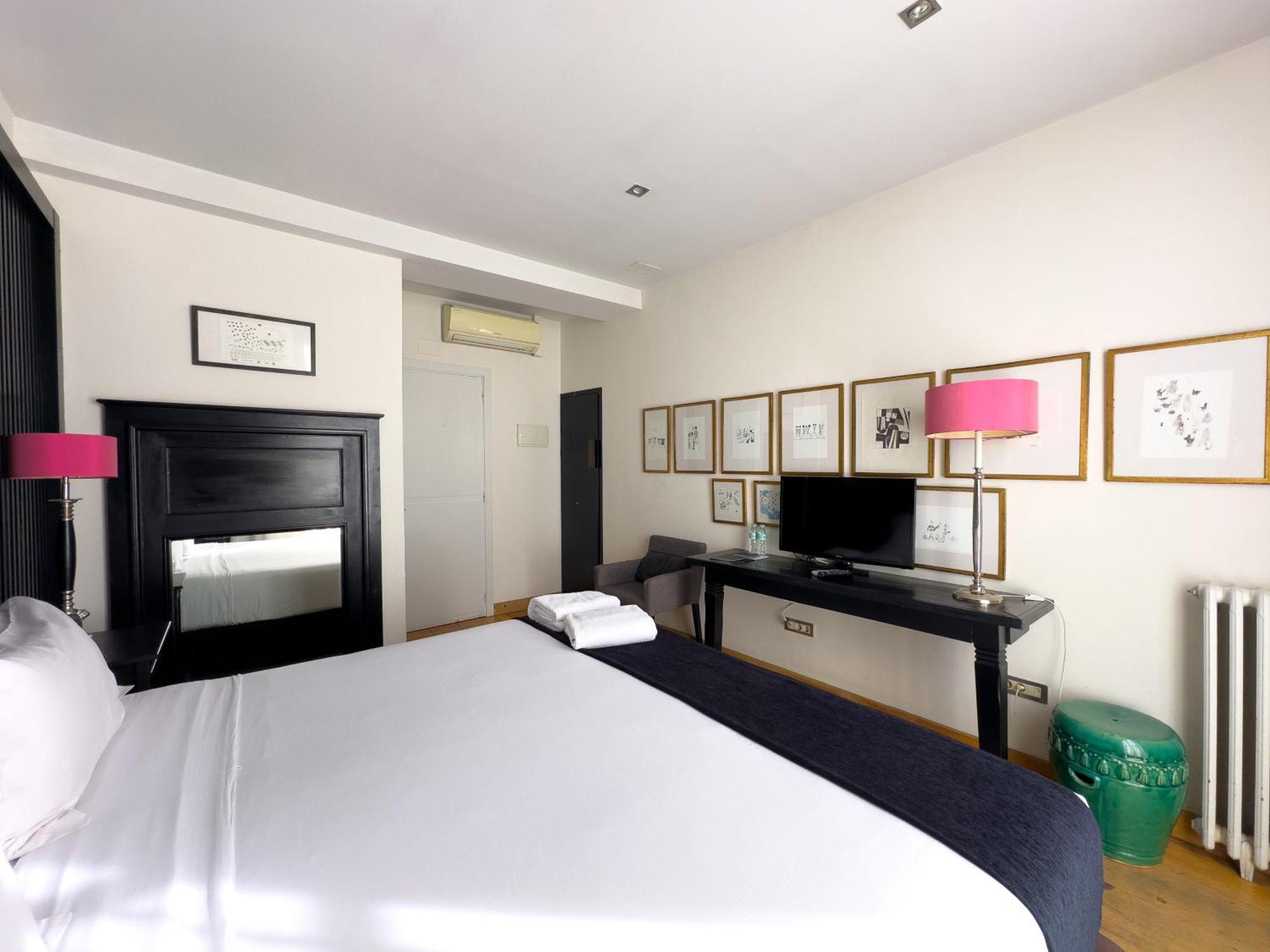 Deluxe Double or Twin Room shared lounge