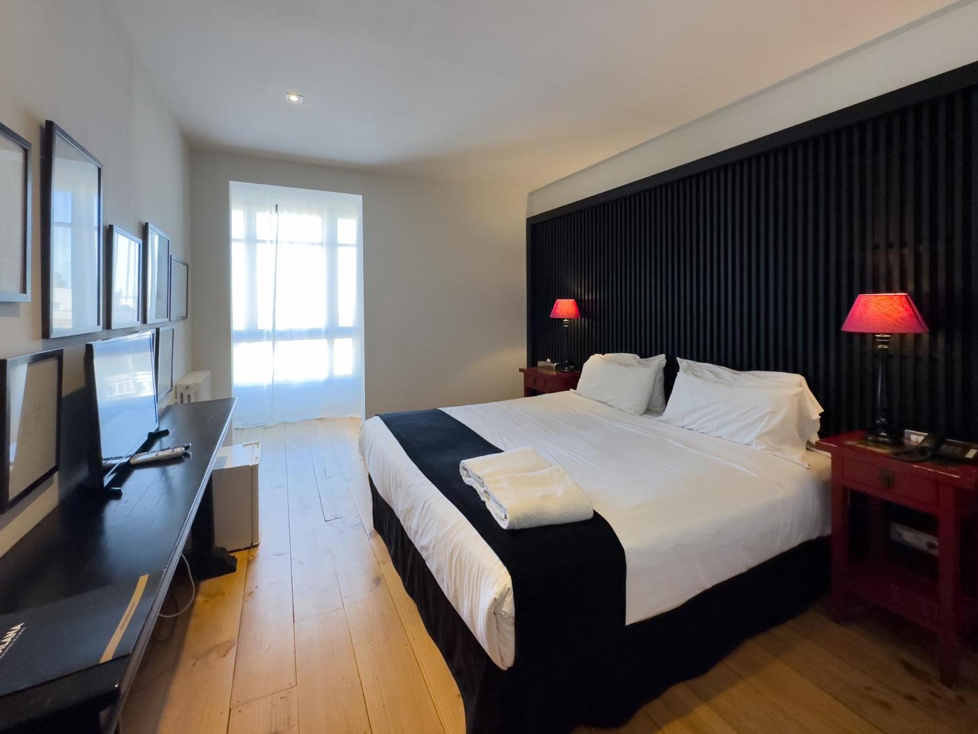 Deluxe Double or Twin Room shared lounge