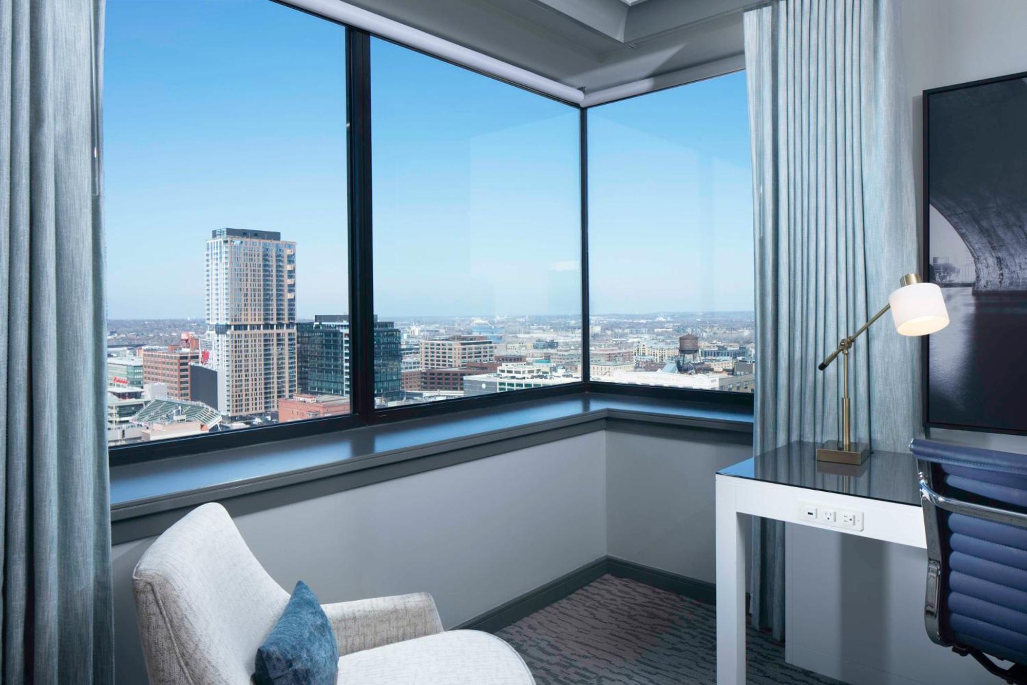 Corner King Room City View