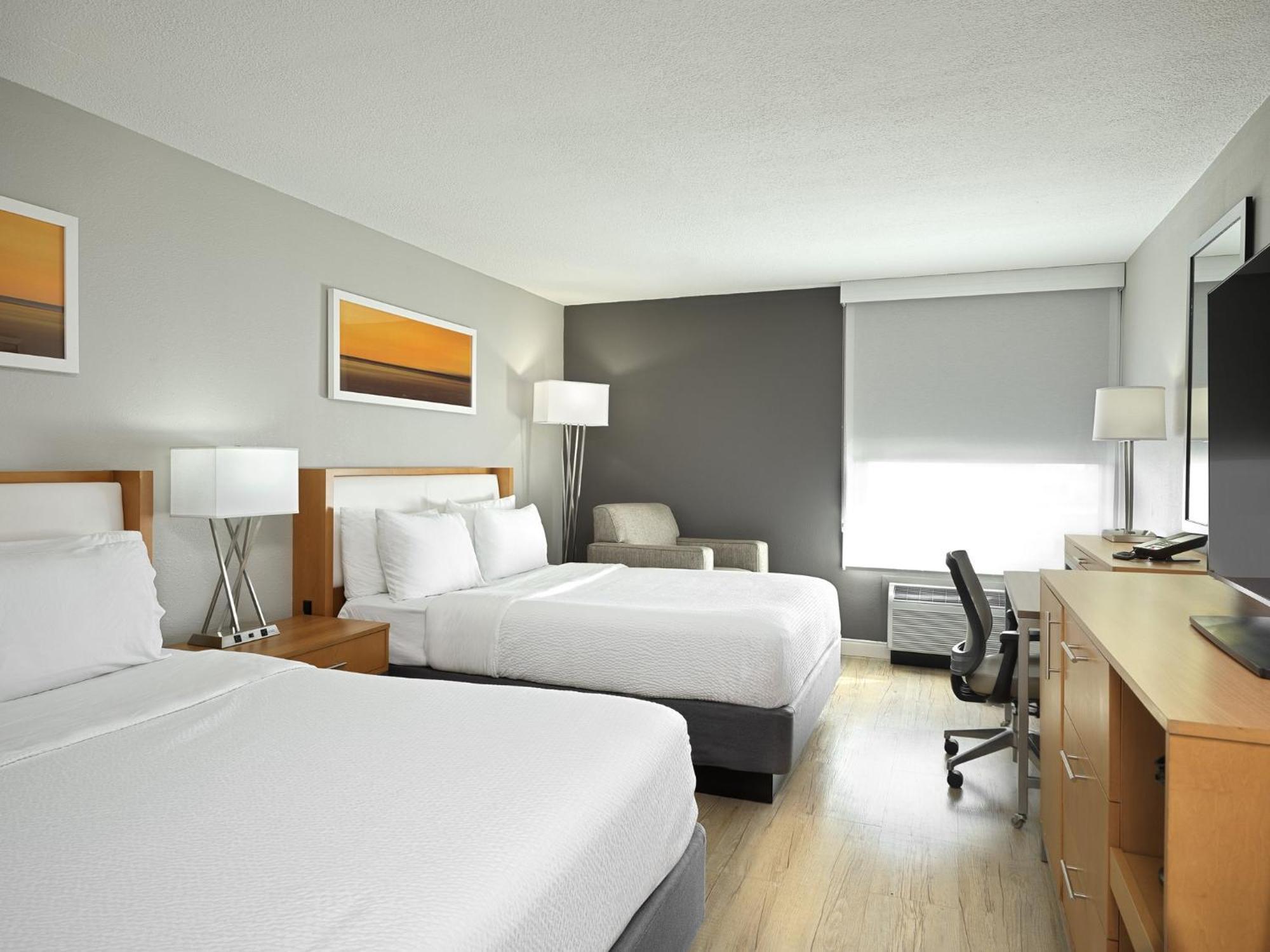 Queen Room Two Queen Beds Mobility Accessible Tub