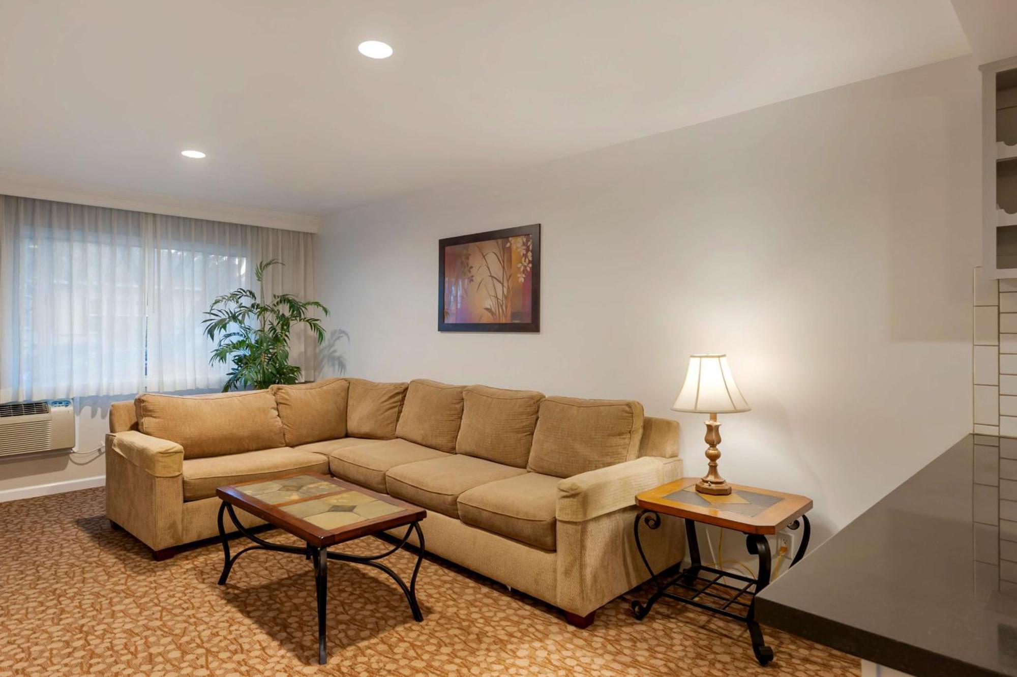 One-Bedroom King Suite Full Kitchen Poolside or Non-Smoking,1670705971:JPEG