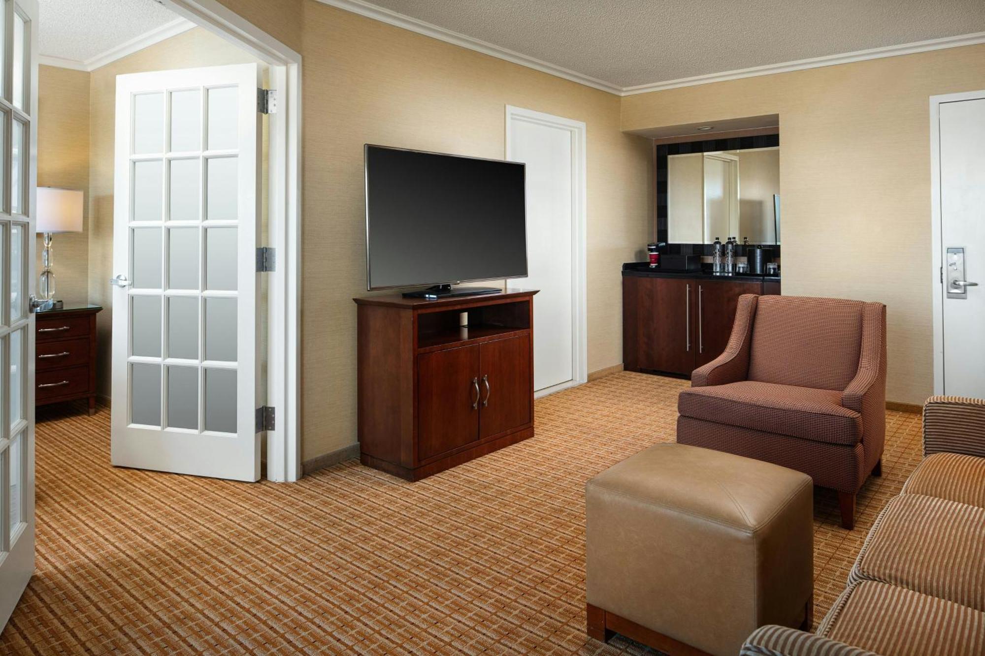 One-Bedroom Suite with Sofa Bed and Partial Bay View,1670711380:JPEG