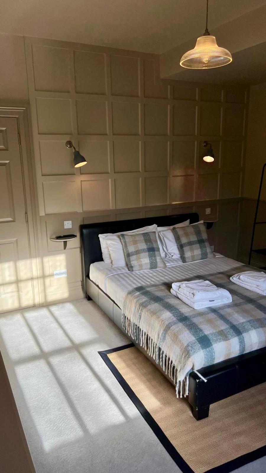 Habitación con cama grande