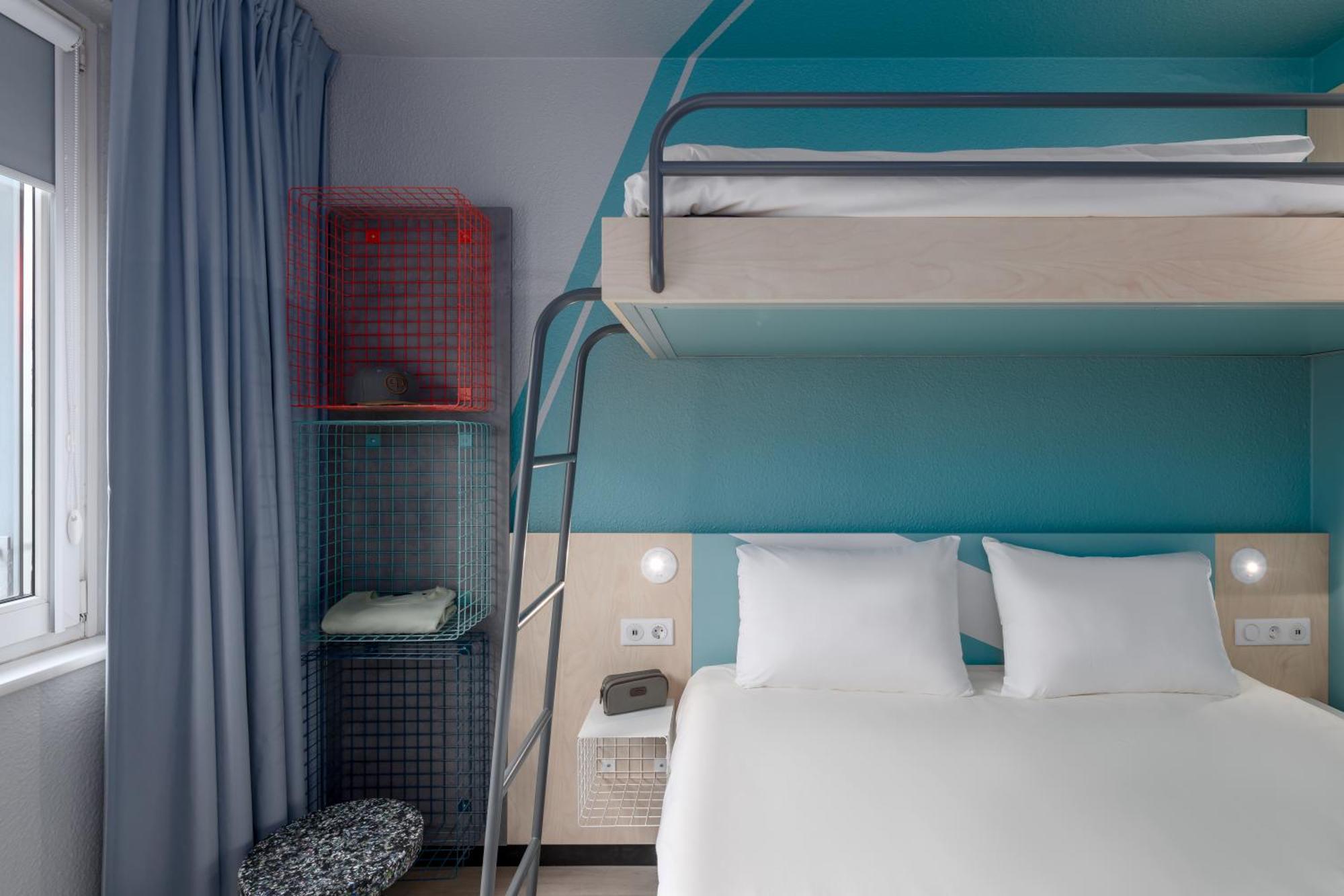 Small double room with private bathroom and toilet (3 adults),1670757518:JPEG