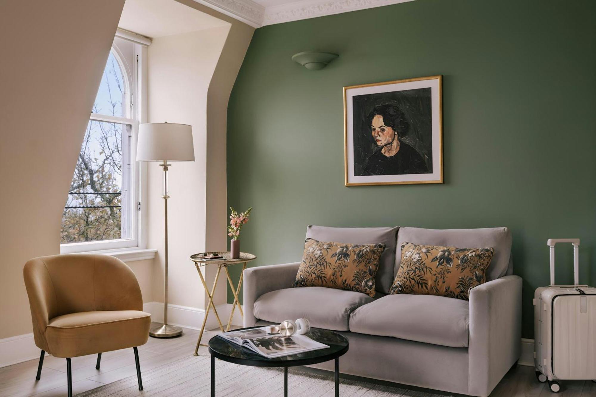 One Bedroom Suite Queen Street View
