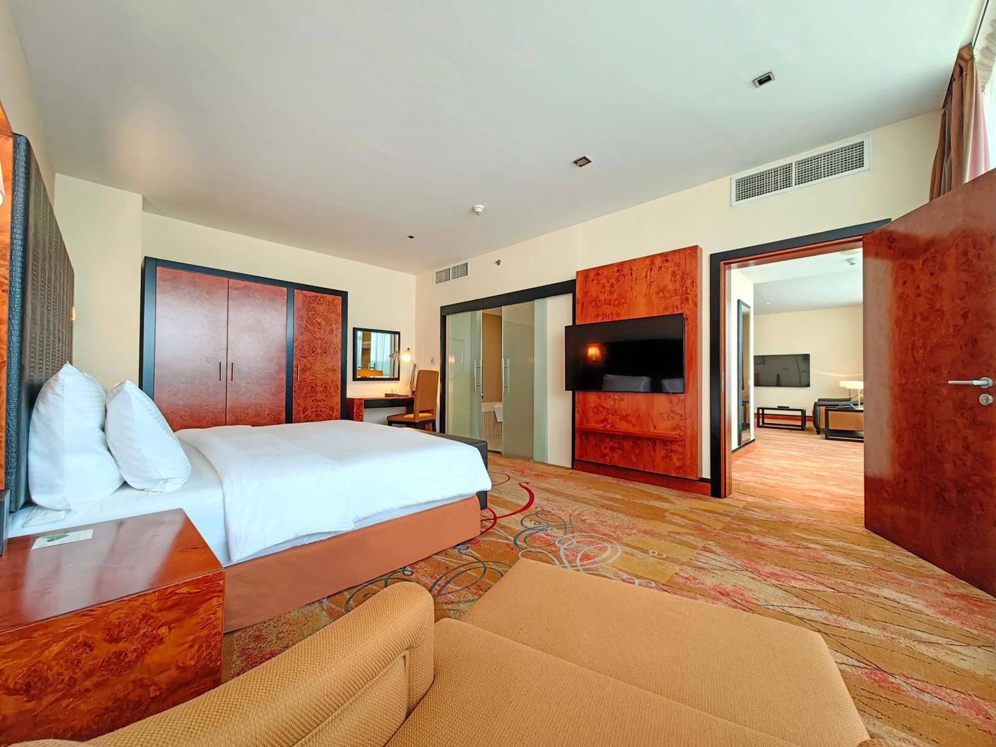 Executive Deluxe Suite complimentary shuttle to DXB Airport Terminal 1 & 3 on all hotel operated F&B outlets