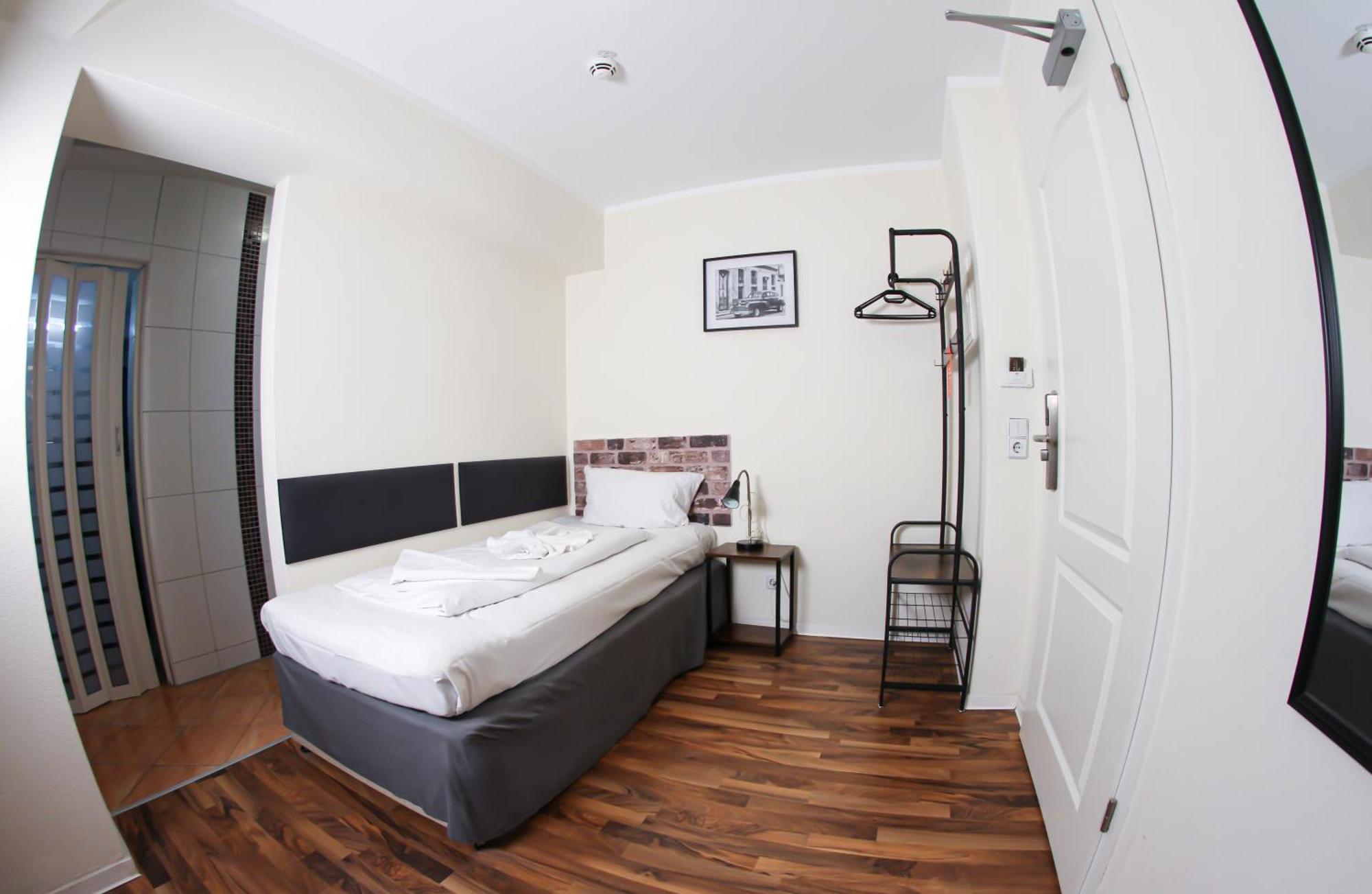 Small Single Room,1671866852:JPEG
