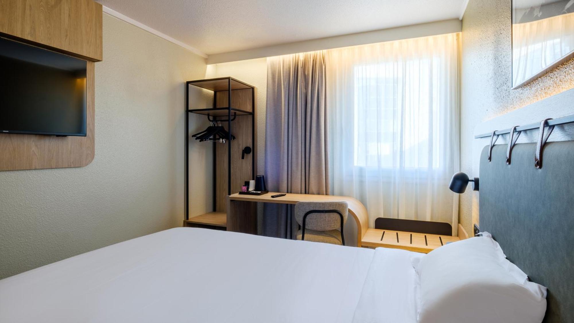 Standard Room - 1 Queen Bed,1661632232:JPEG
