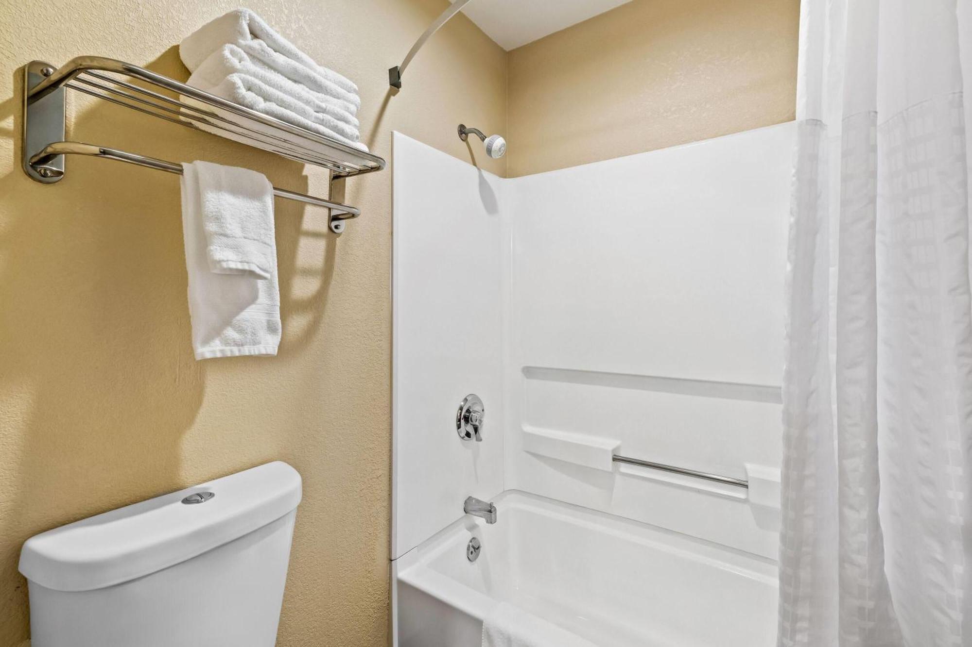 Queen Room Jetted Tub Non-Smoking,1671876668:JPEG