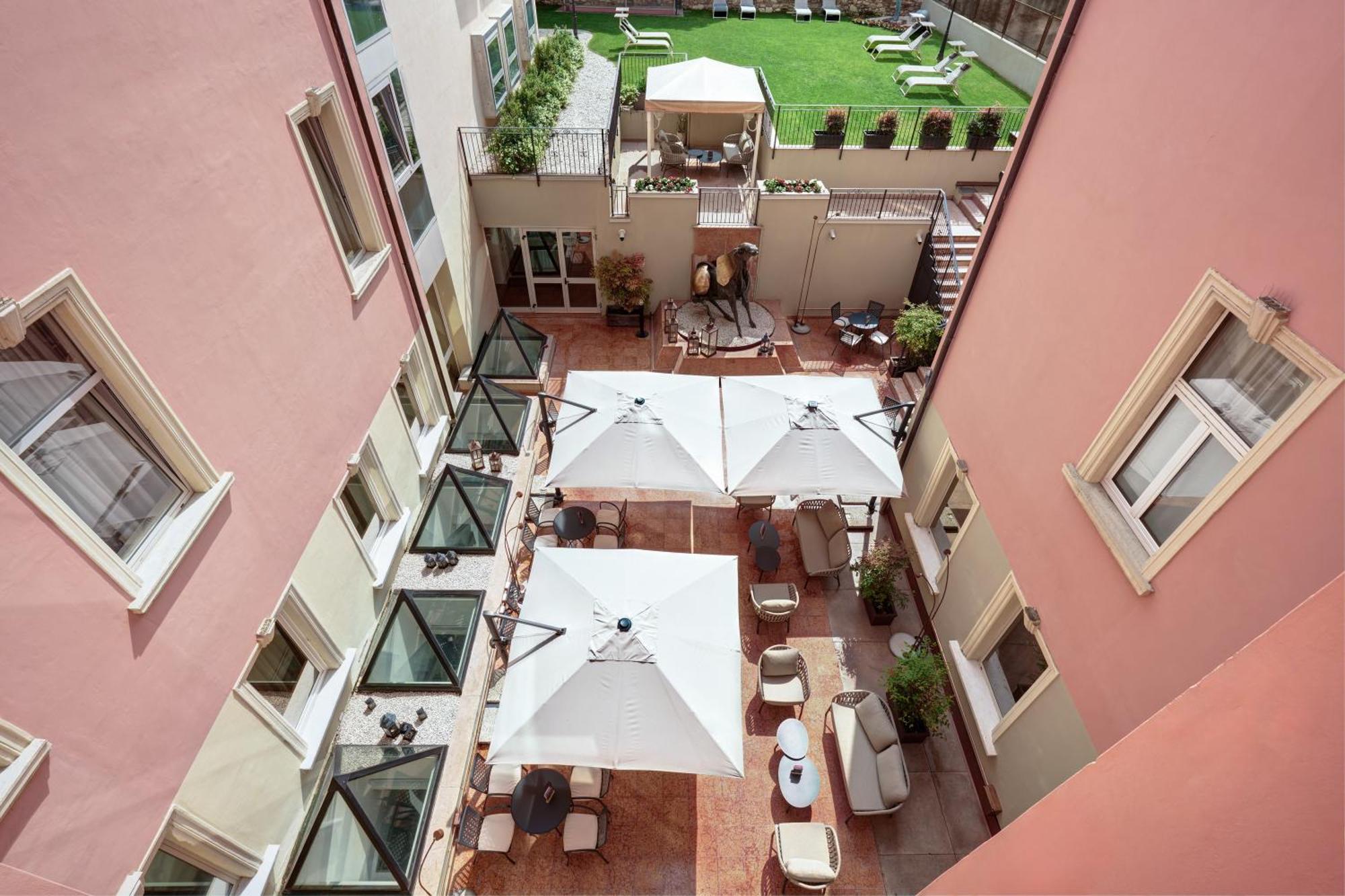 Standard King Room Courtyard View