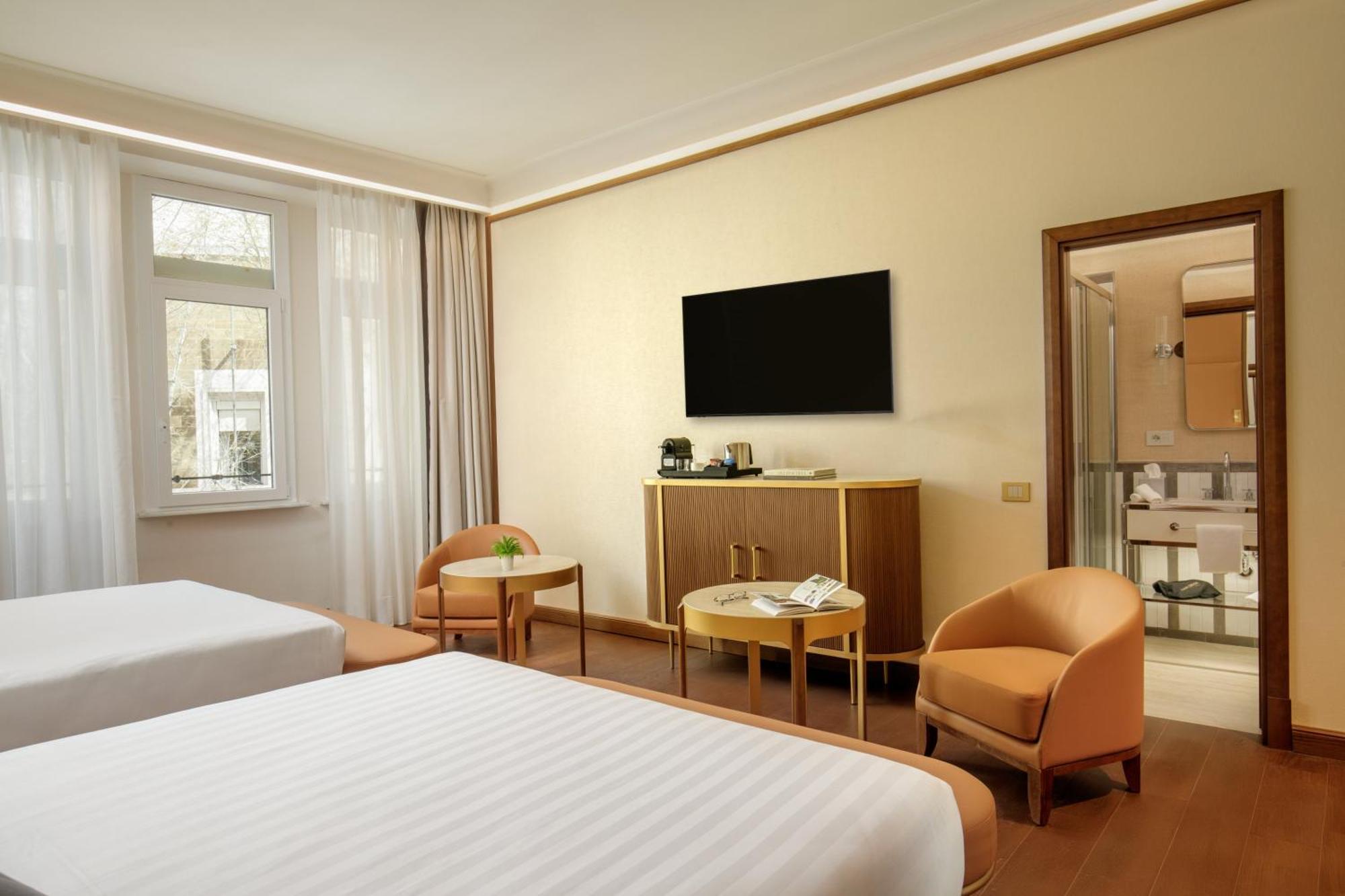Deluxe Queen Room,1758529797:JPEG