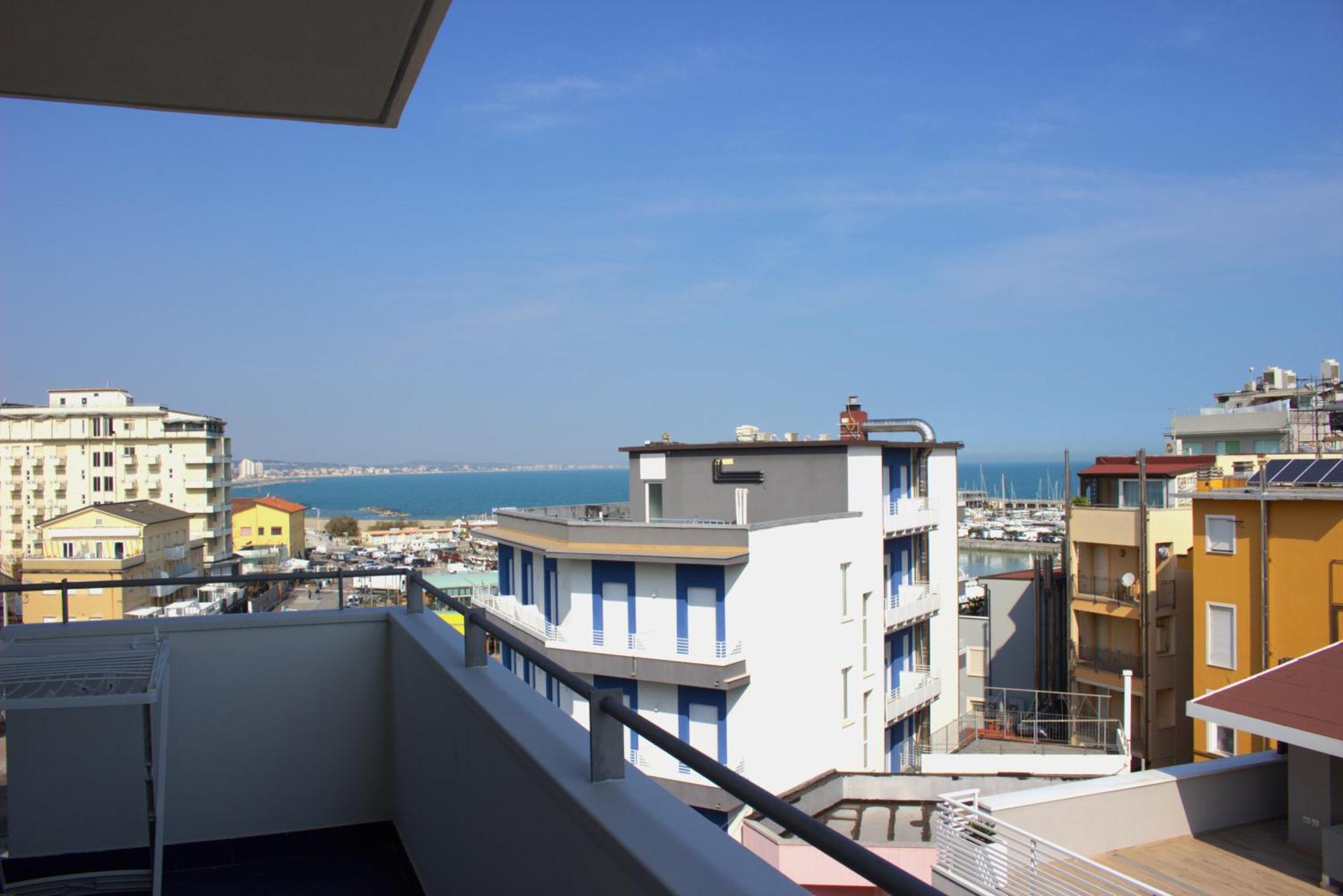 One-Bedroom Apartment Balcony Lateral Sea View