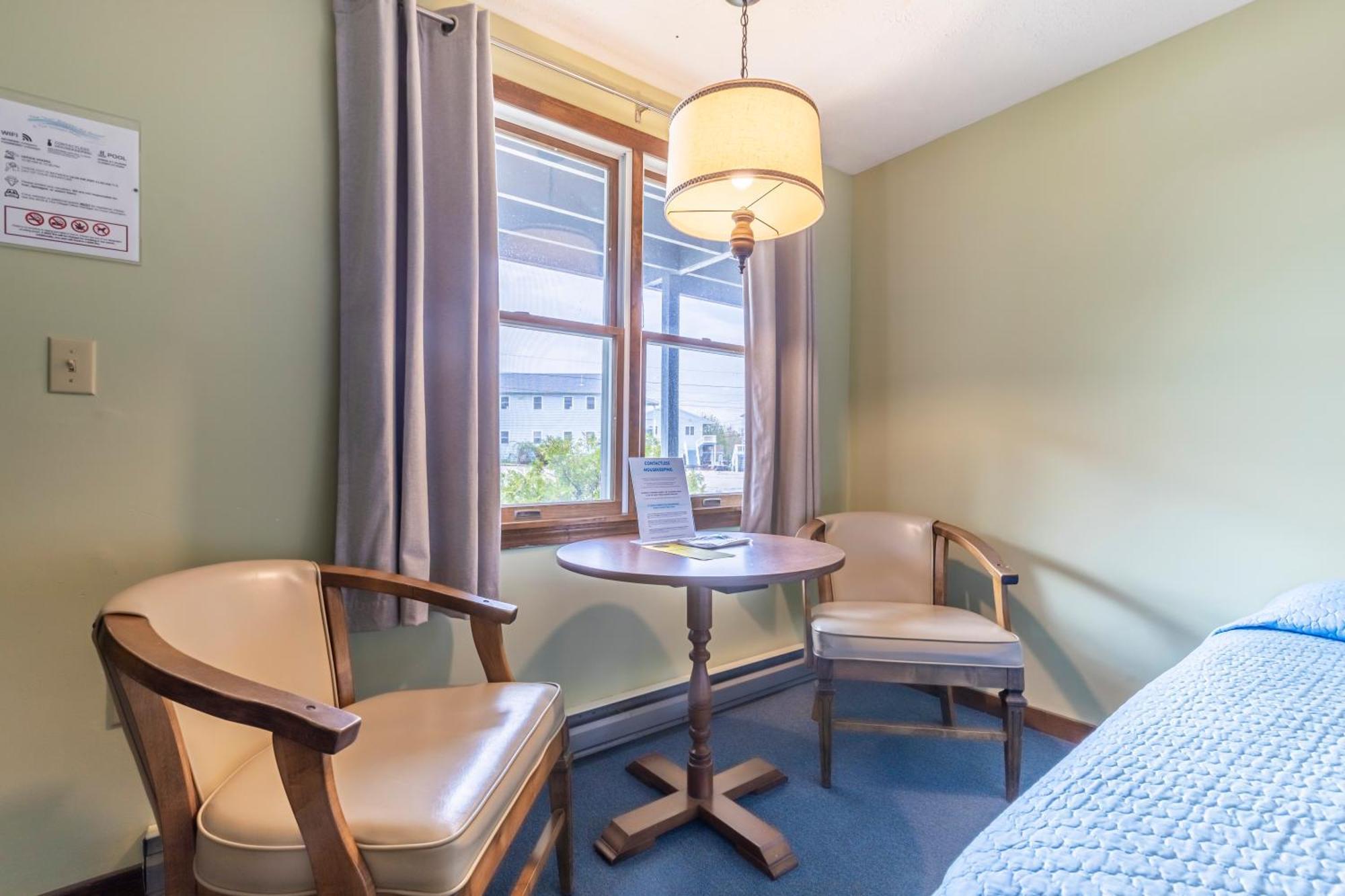 Motel Room with Two Double Beds - with Air Conditioning (no pets + no smoking)