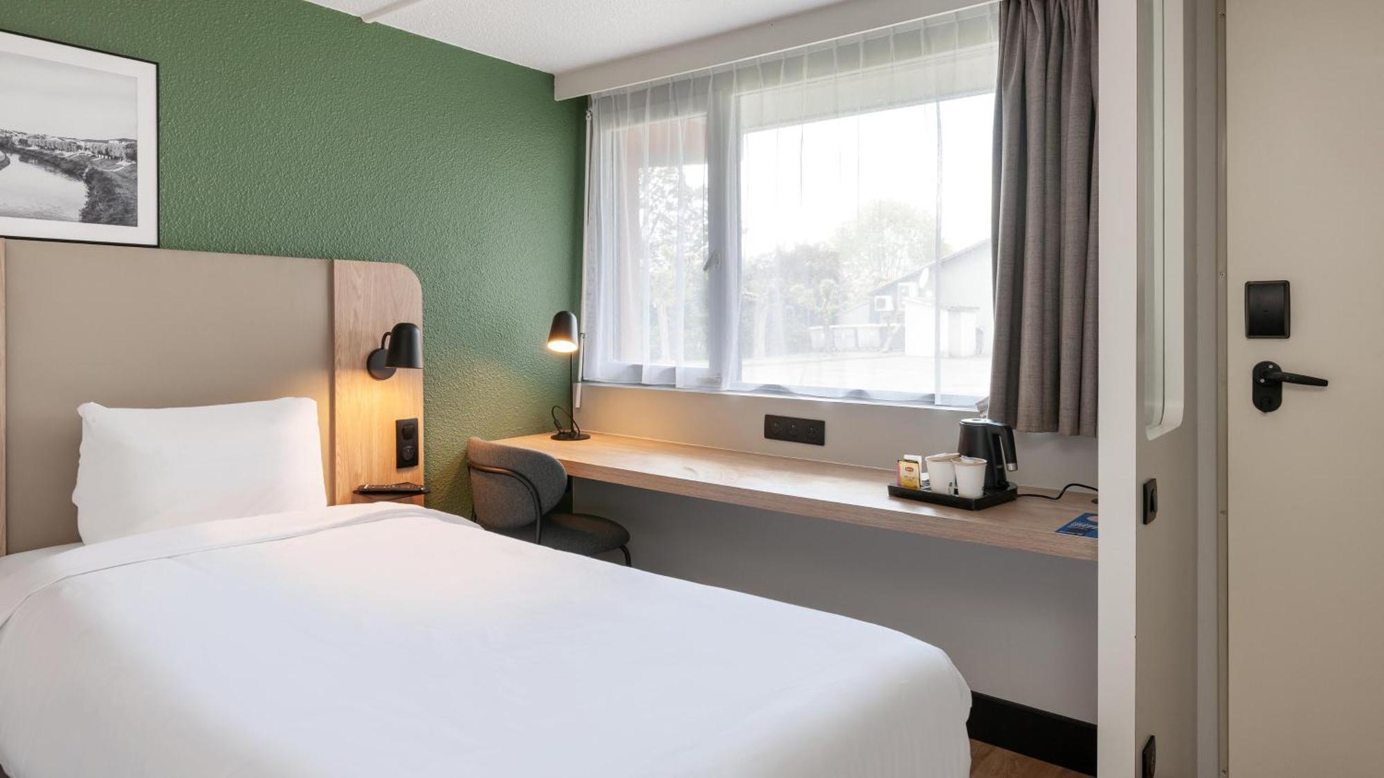 Standard Room 1 Queen Bed