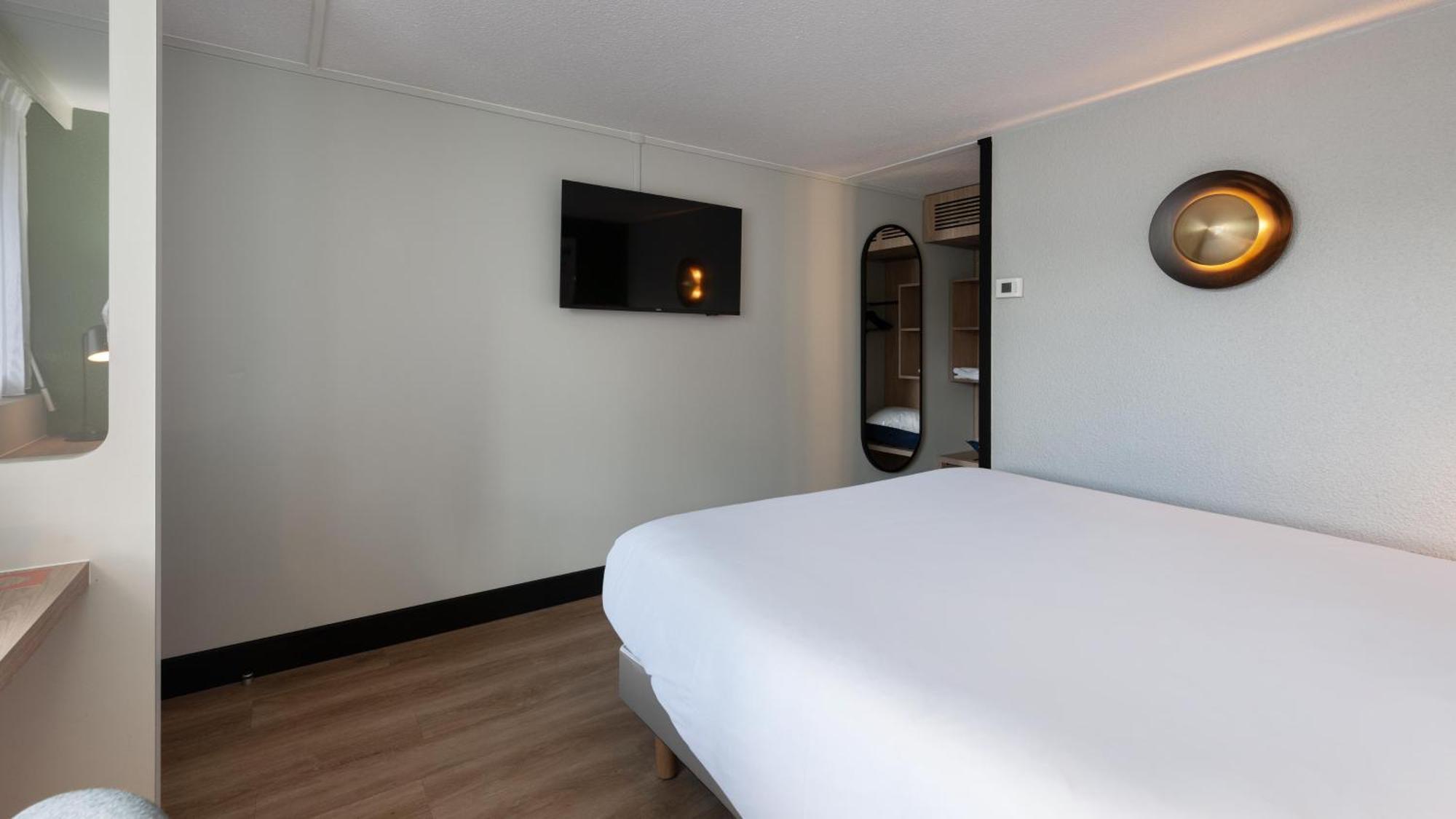 Standard Room 1 Queen Bed