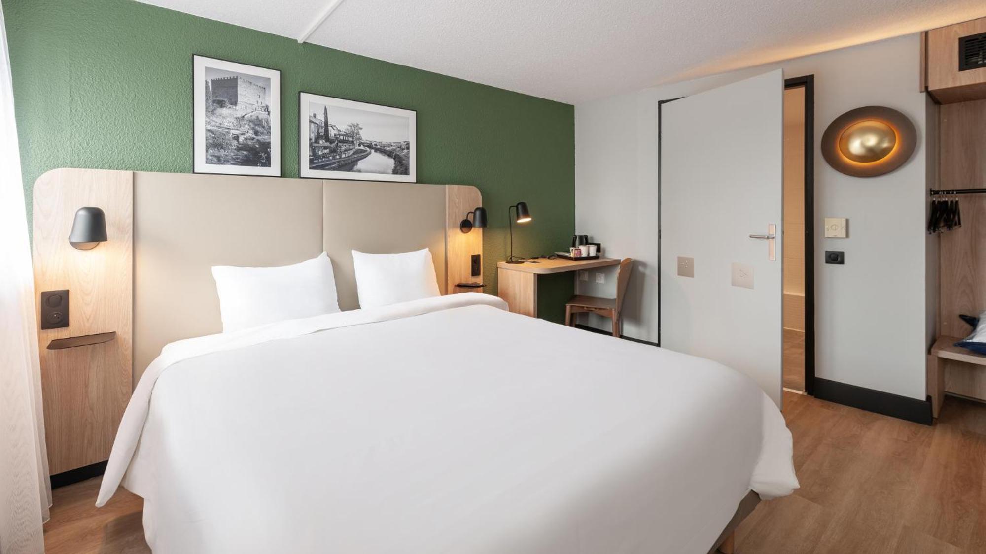 Standard Room 1 Queen Bed