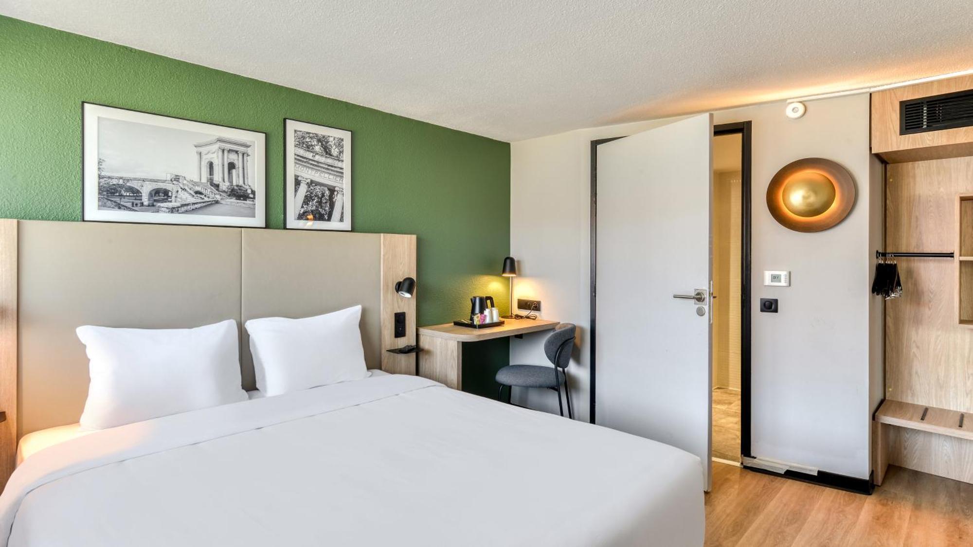Standard Room 1 Queen Bed