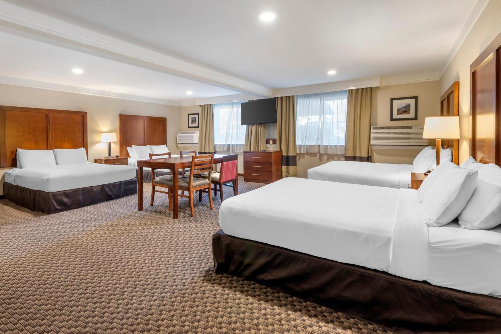 Suite Four Queen Beds Accessible or Non-Smoking,1537198171:JPEG