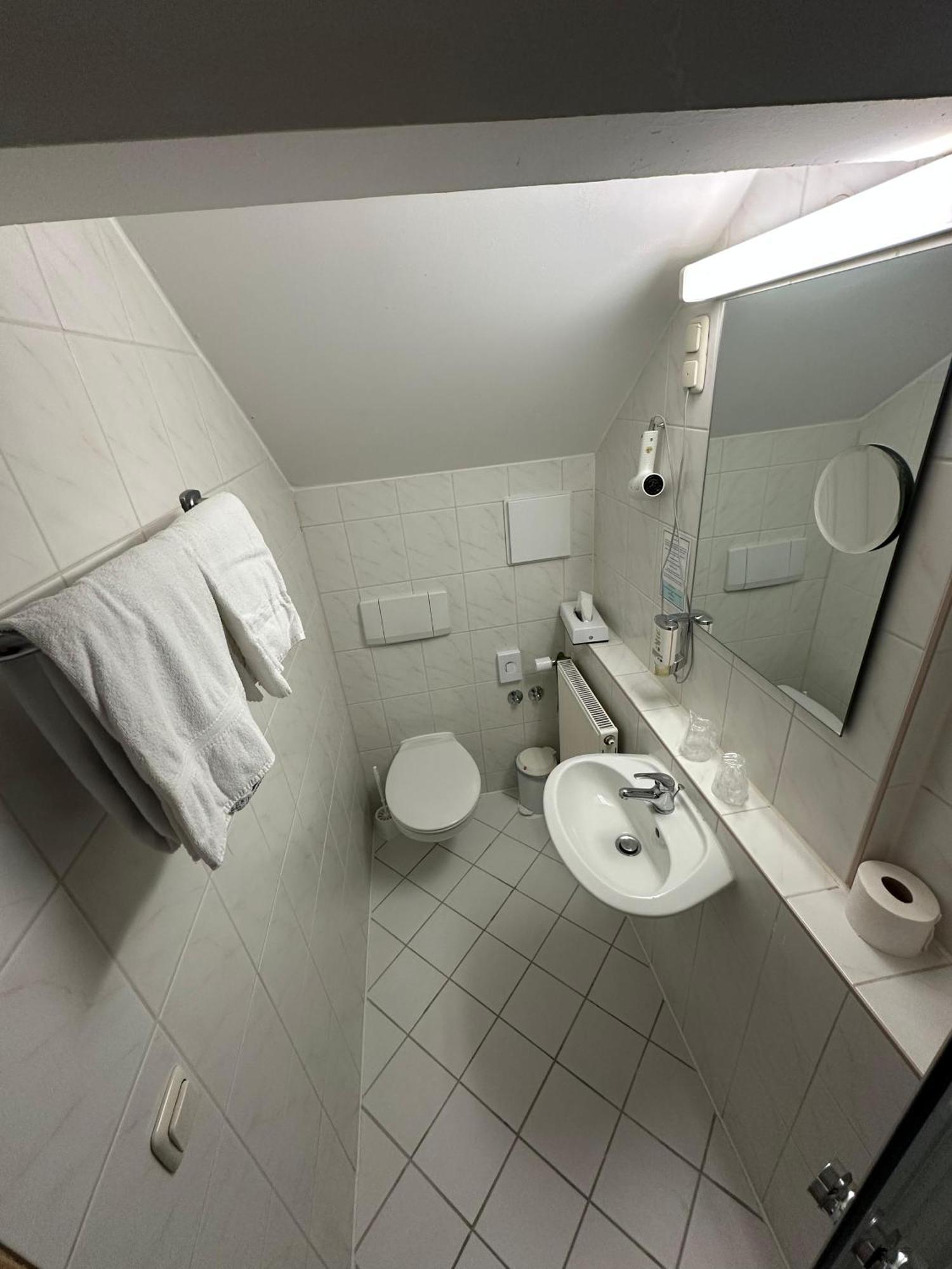 Single Room,1678636691:JPEG