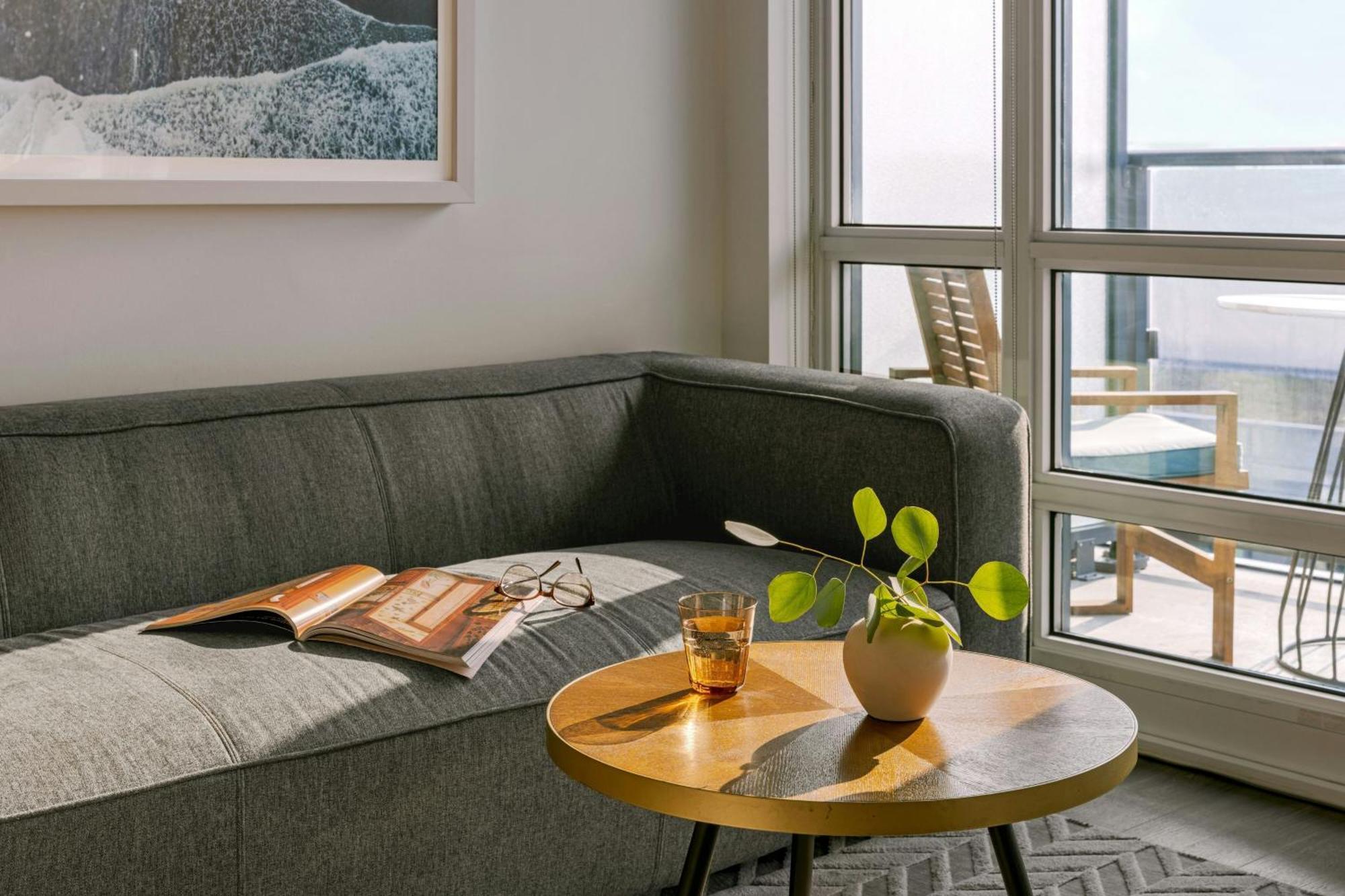 One-Bedroom Apartment Queen Bed Balcony