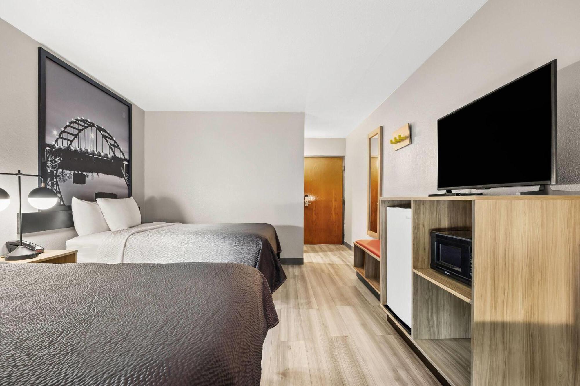 2 Queen Beds Pet-Friendly Non-Smoking