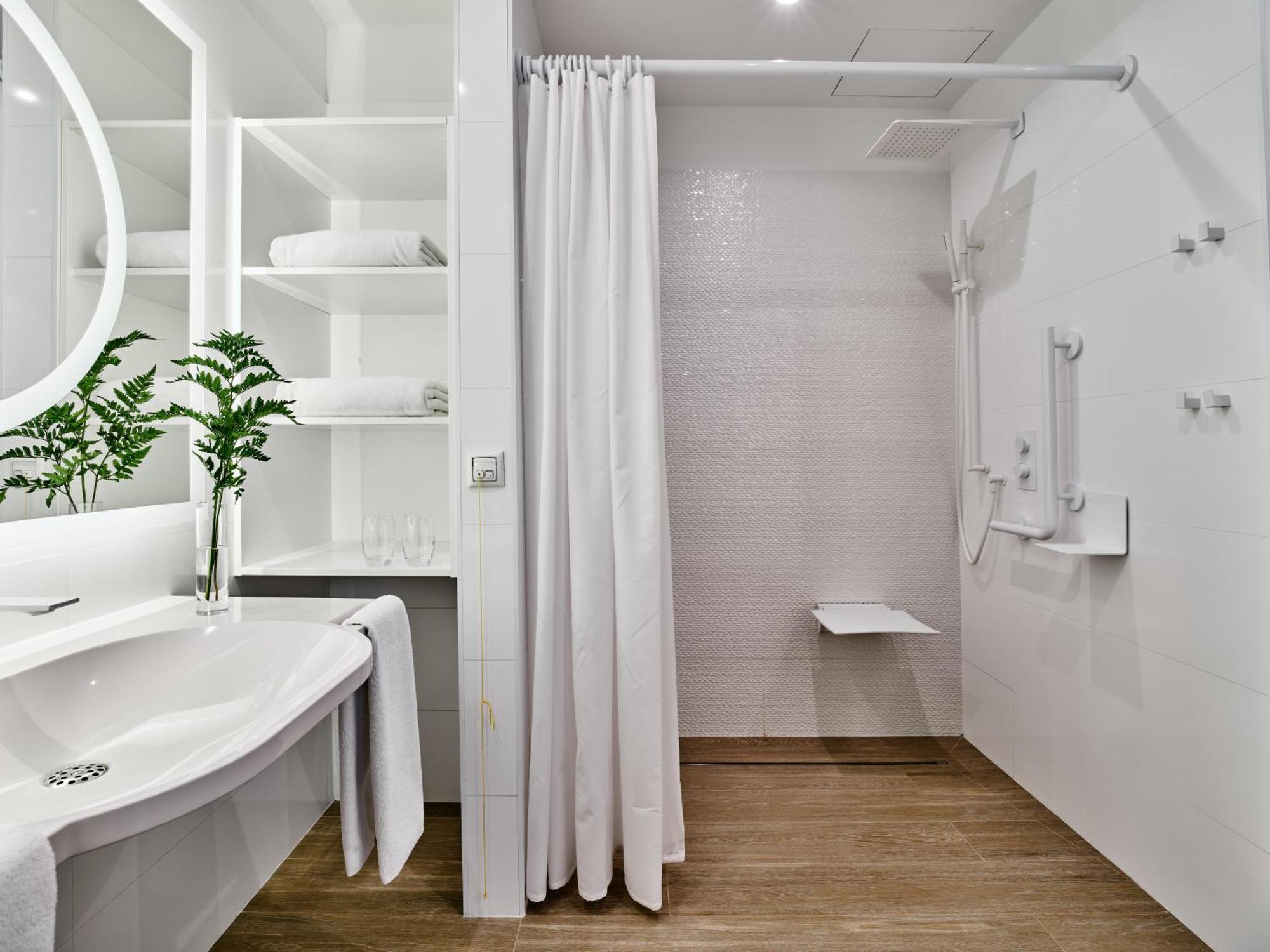 Queen Room Mobility Access Roll Shower or Non-Smoking