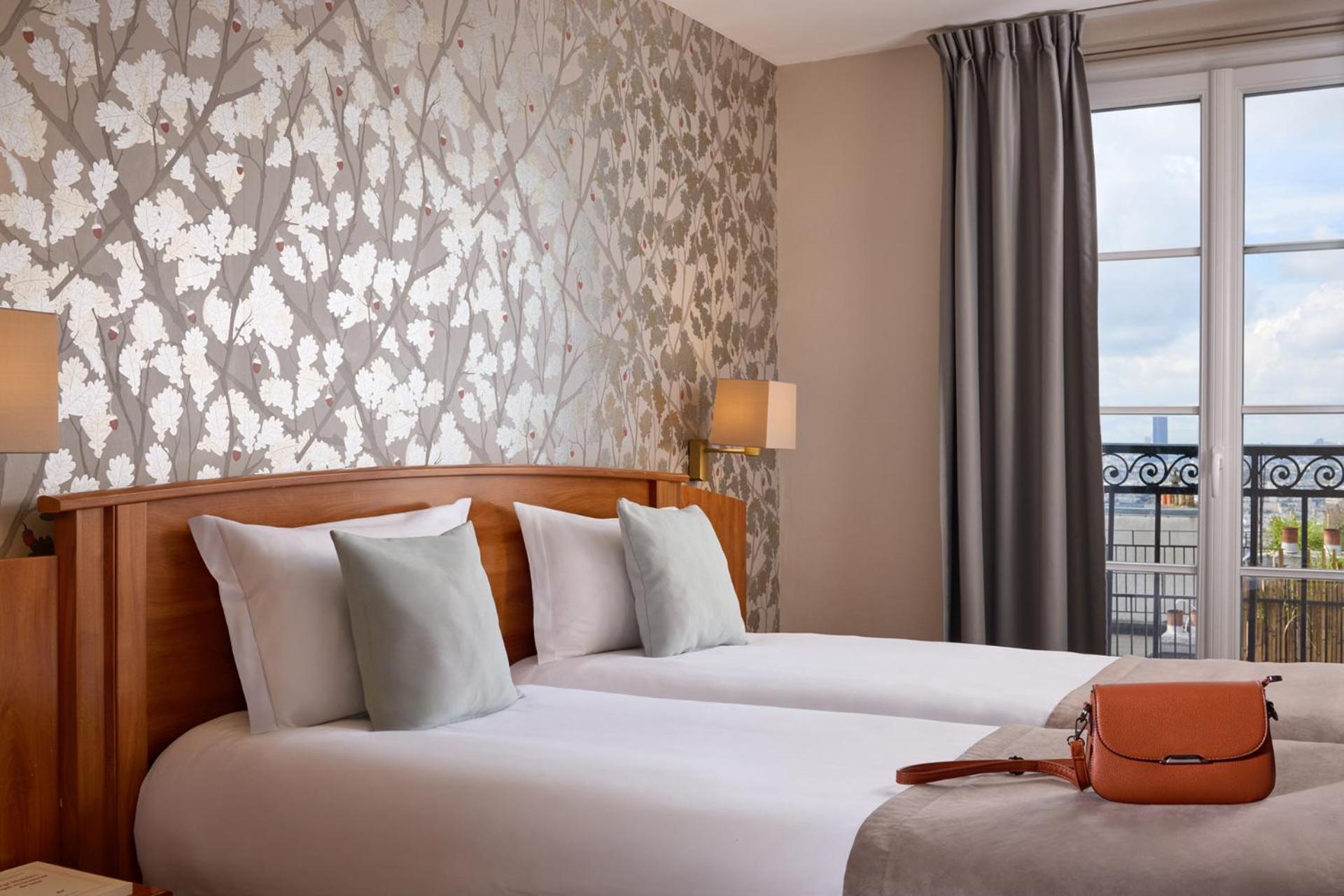 Superior Twin Room Paris view