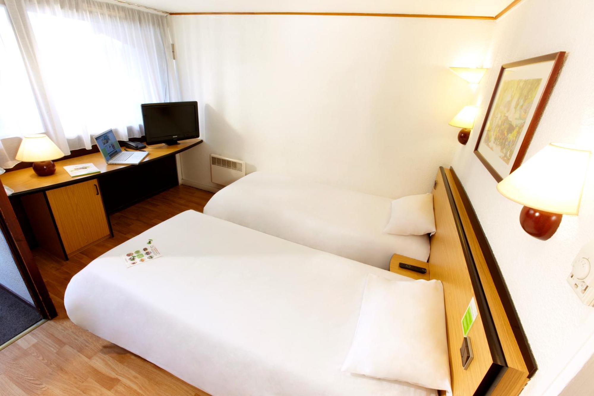 Twin Room 2 Single Beds 1 Junior Bed,1676729042:JPEG