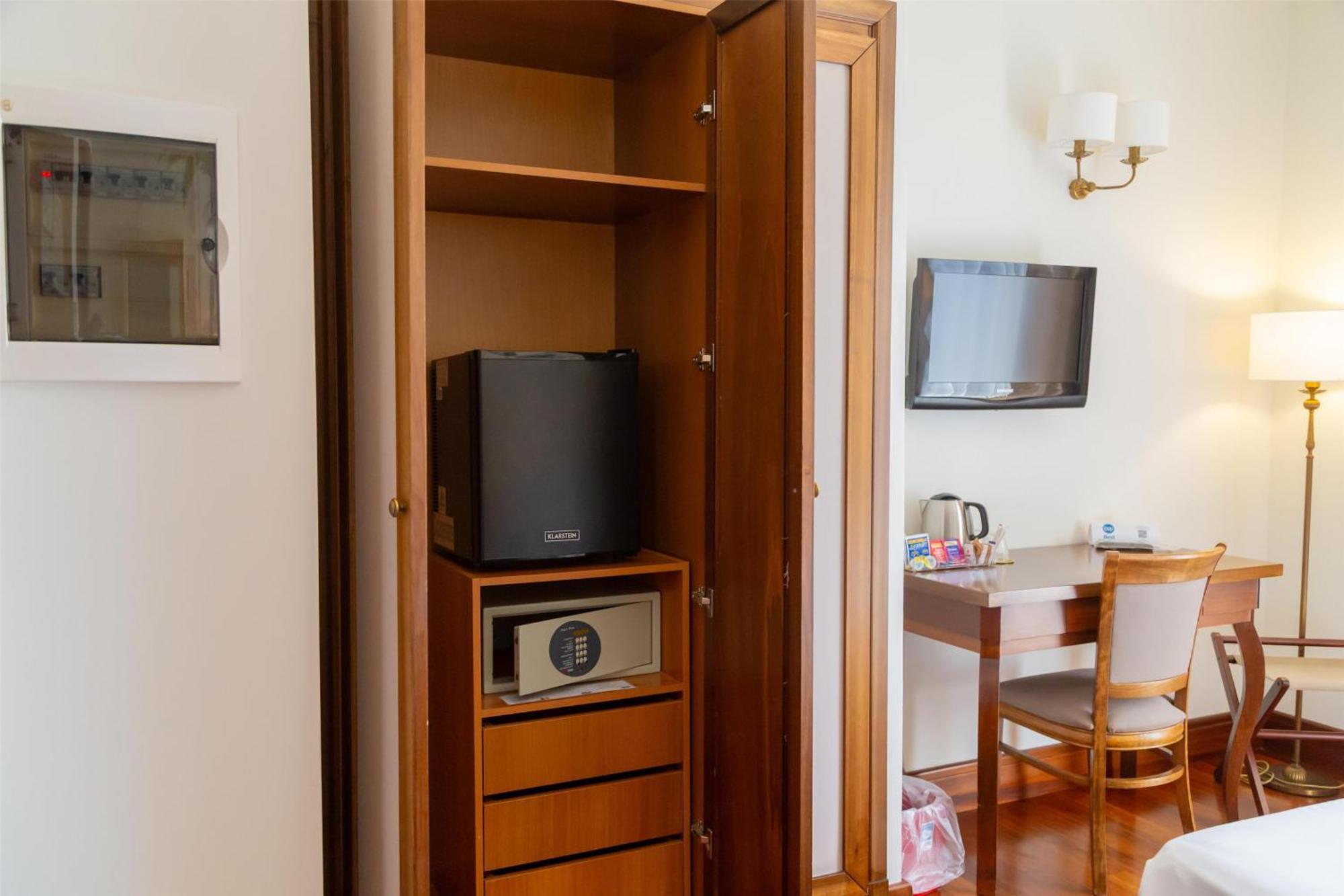 Standard Queen Room