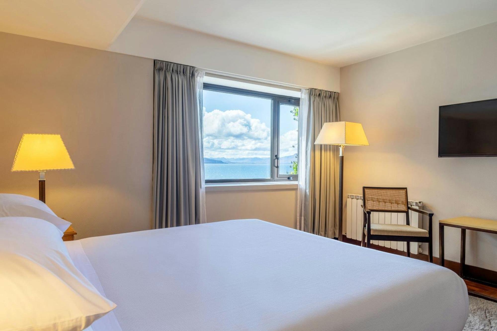 Superior Guest room 1 King Partial lake view