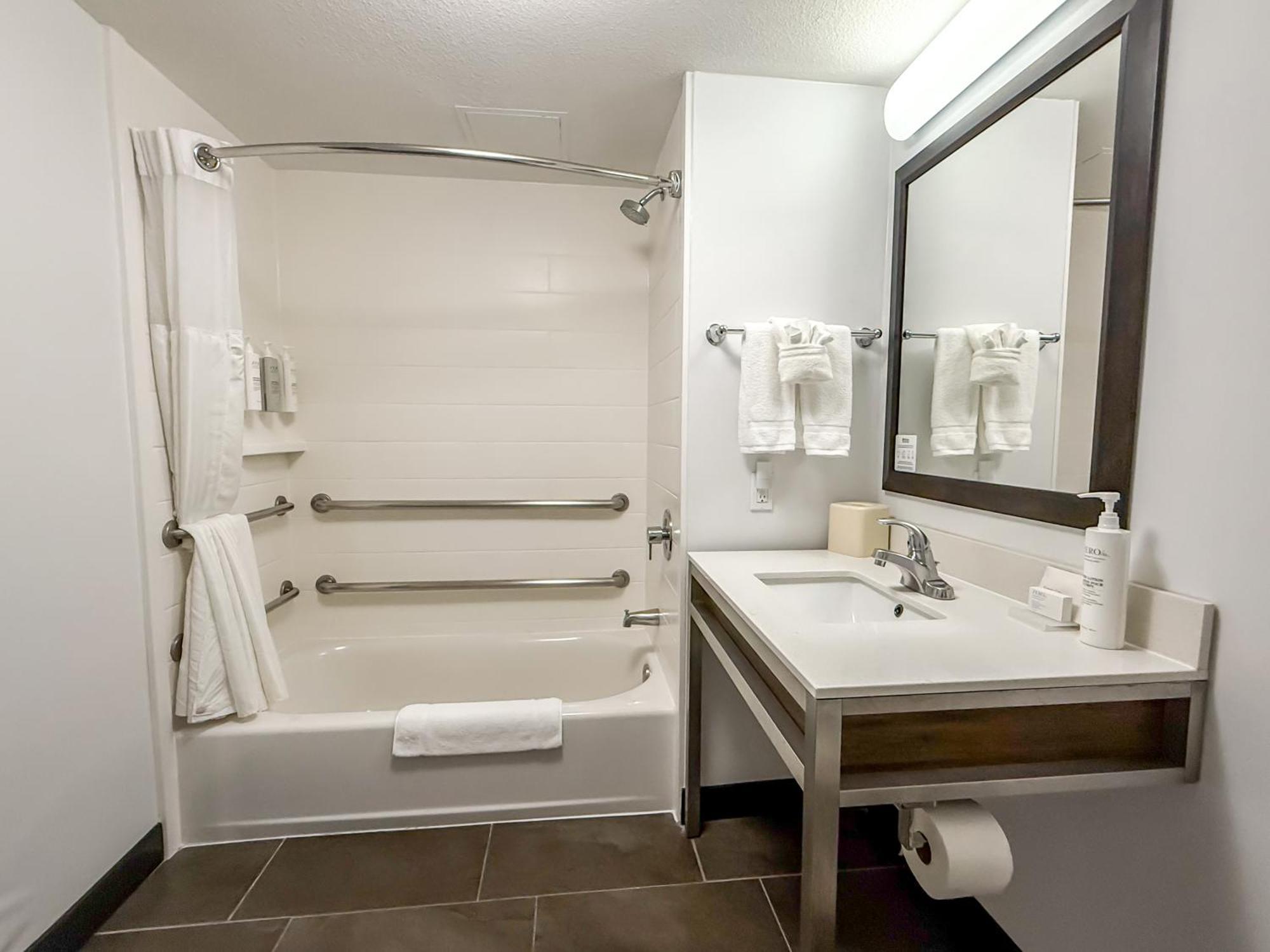 King Room Accessible Tub Mobility Access,1676745150:JPEG