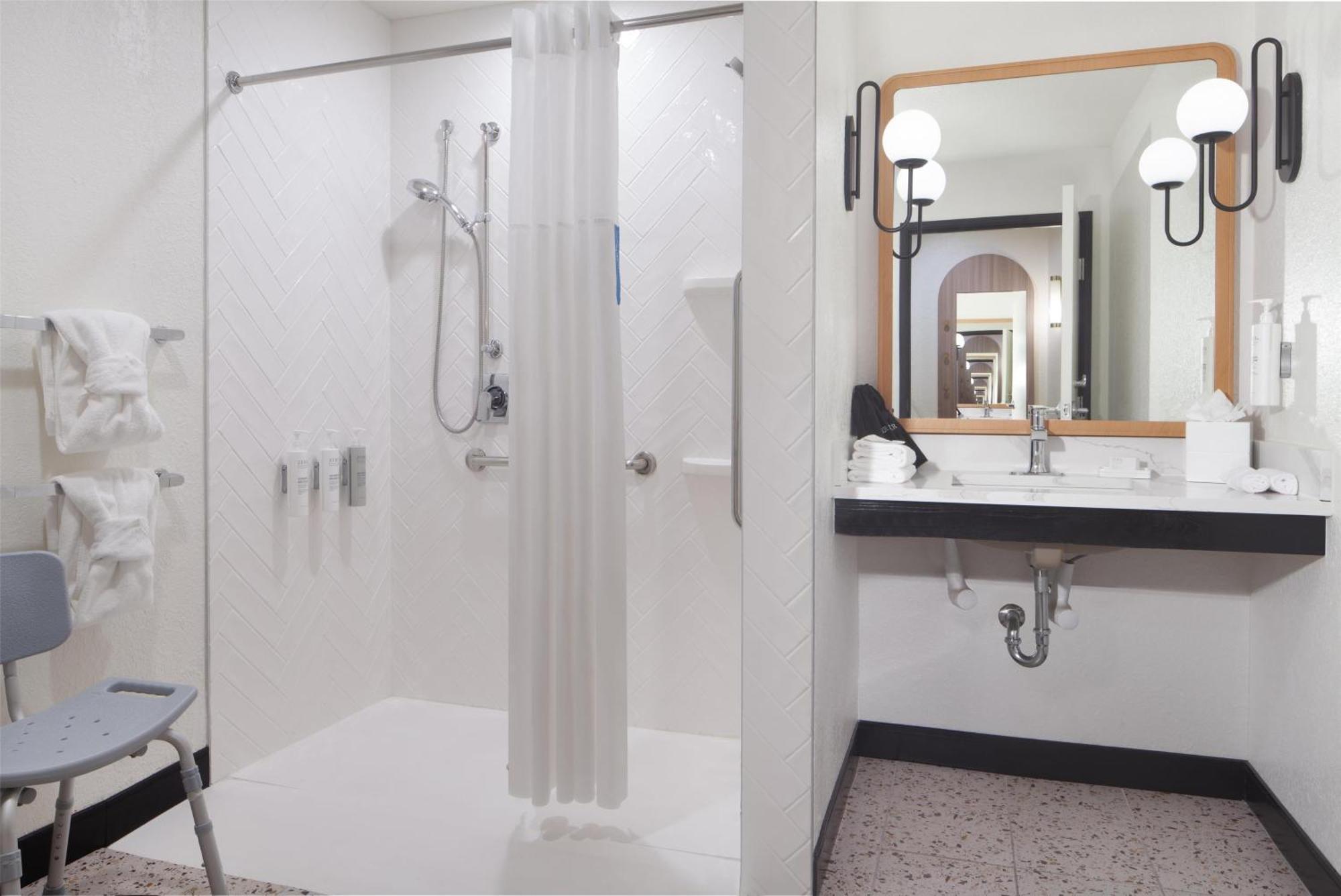 King Room Roll Shower Mobility Hearing Access,1676762043:JPEG