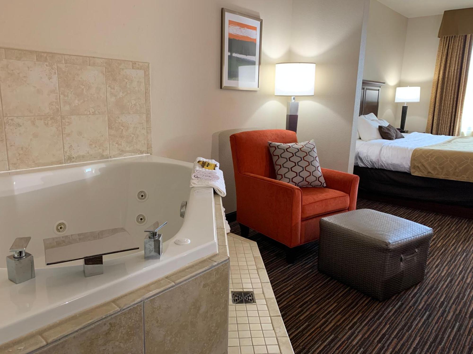 KING BED-WHIRLPOOL SUITE-NON SMOKING